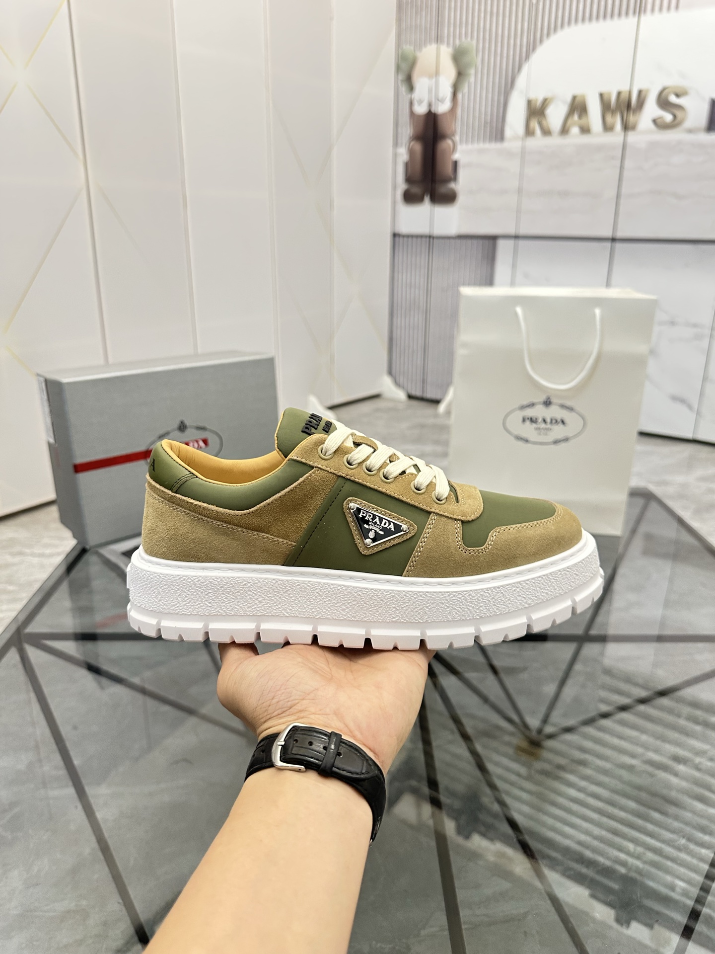 Precio de venta: P290 Artículos de alta gama y máxima calidadMarca: Prada *"Prada*" lowtop loafersTa