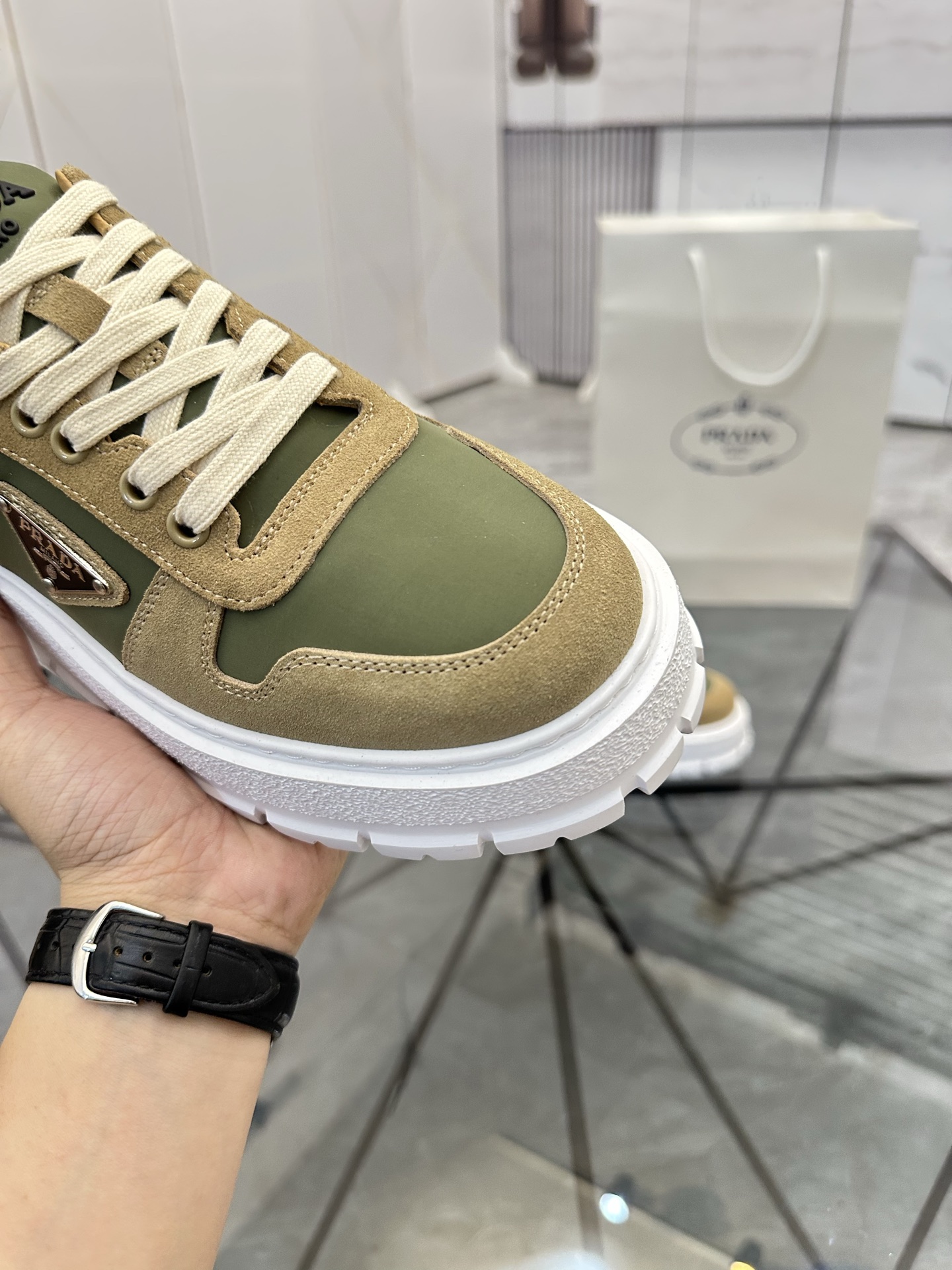 Precio de venta: P290 Artículos de alta gama y máxima calidadMarca: Prada *"Prada*" lowtop loafersTa
