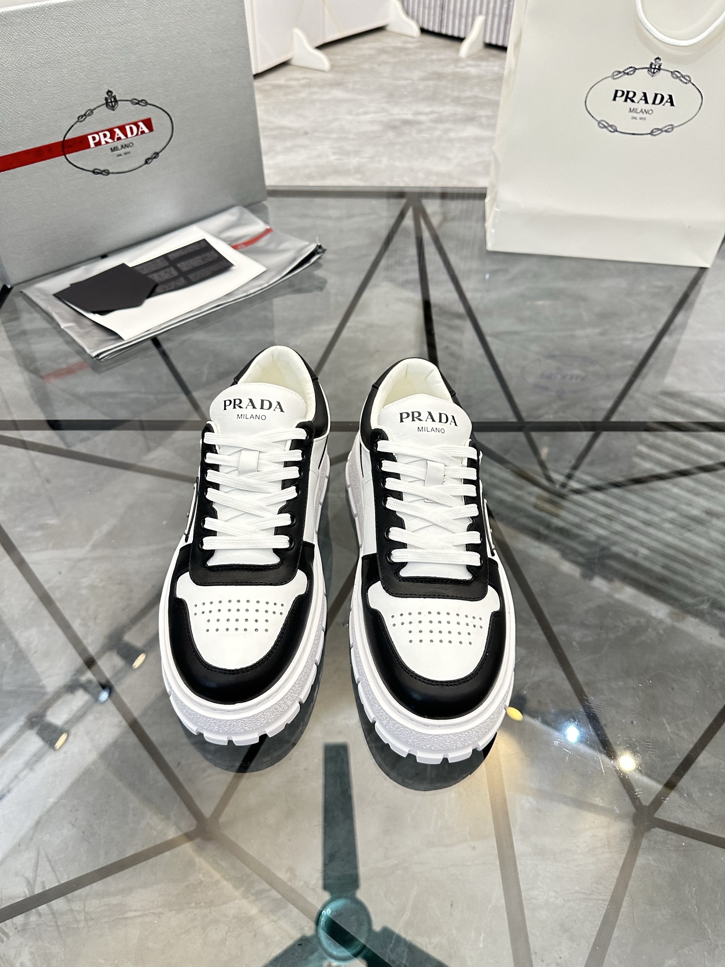 Precio de venta: P290 Artículos de alta gama y máxima calidadMarca: Prada *"Prada*" mocasines de cañ