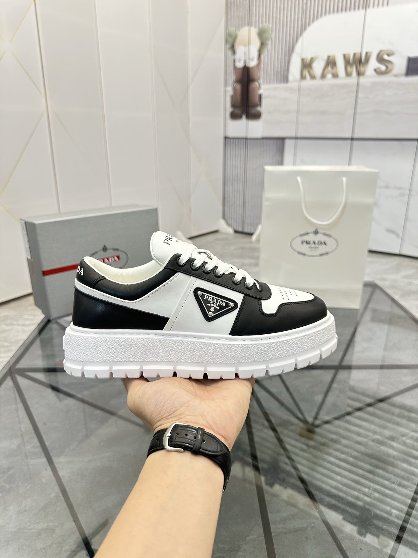 Precio de venta: P290 Artículos de alta gama y máxima calidadMarca: Prada *"Prada*" mocasines de cañ