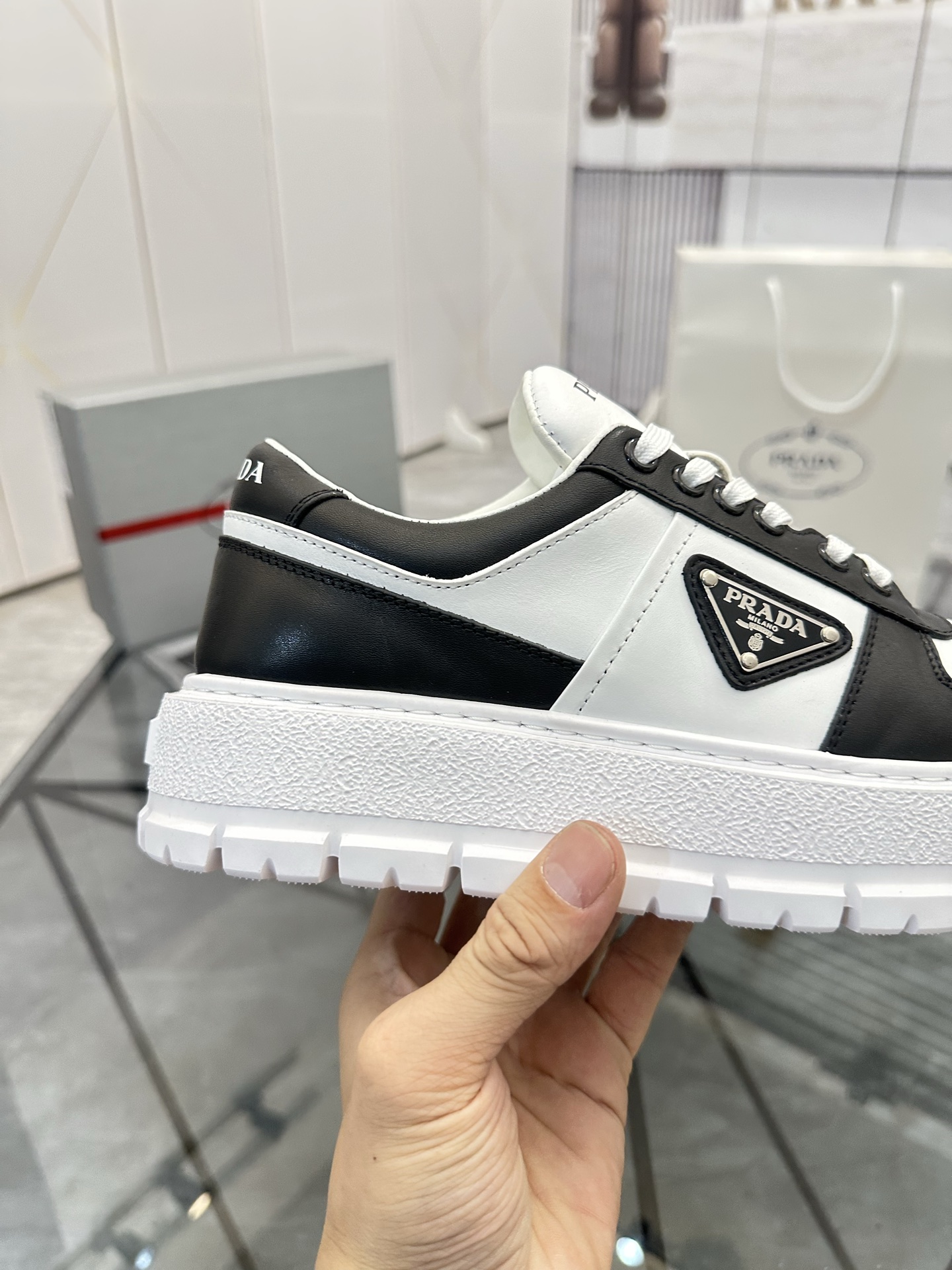 Precio de venta: P290 Artículos de alta gama y máxima calidadMarca: Prada *"Prada*" mocasines de cañ