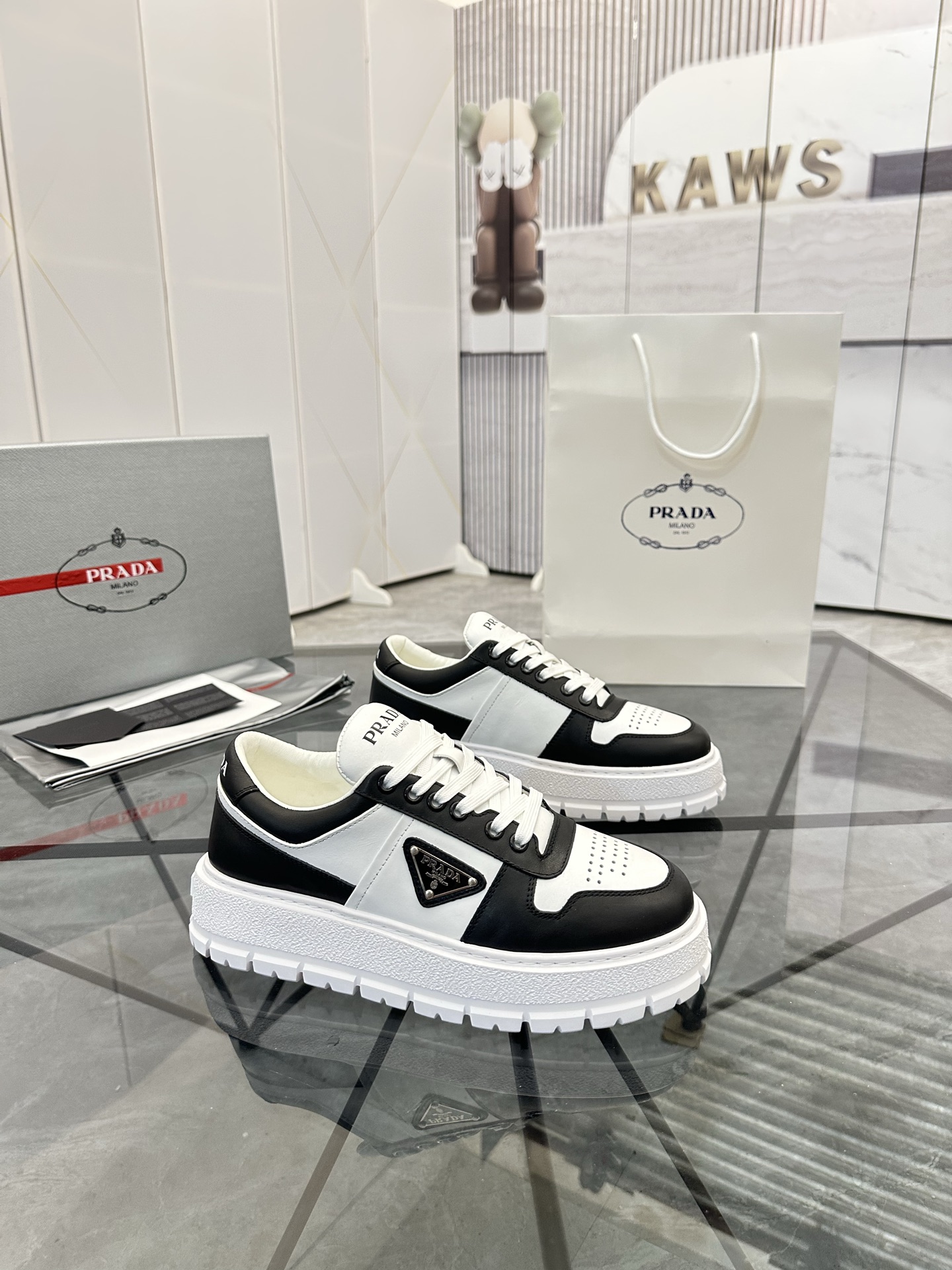 Precio de venta: P290 Artículos de alta gama y máxima calidadMarca: Prada *"Prada*" mocasines de cañ