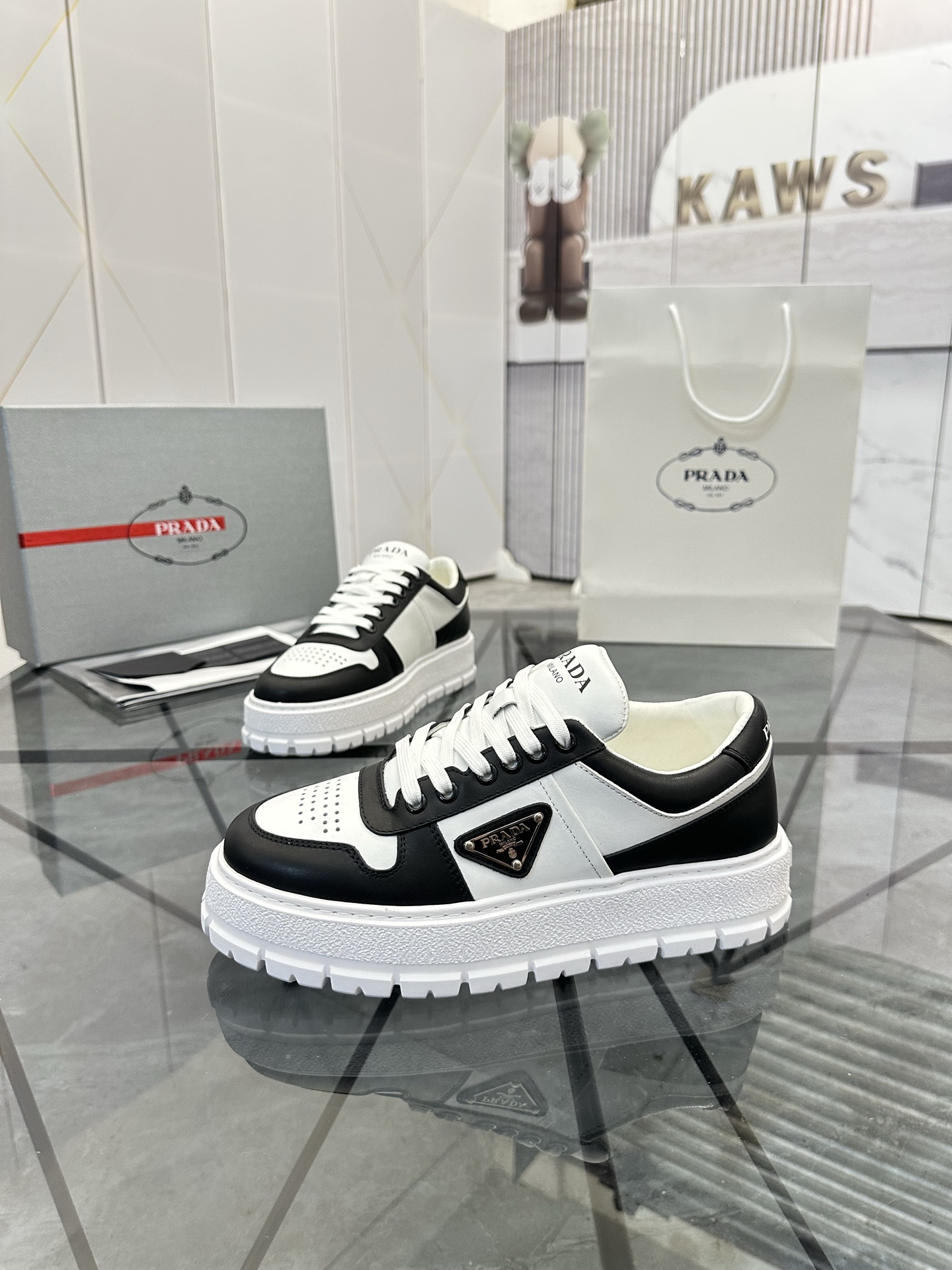 Precio de venta: P290 Artículos de alta gama y máxima calidadMarca: Prada *