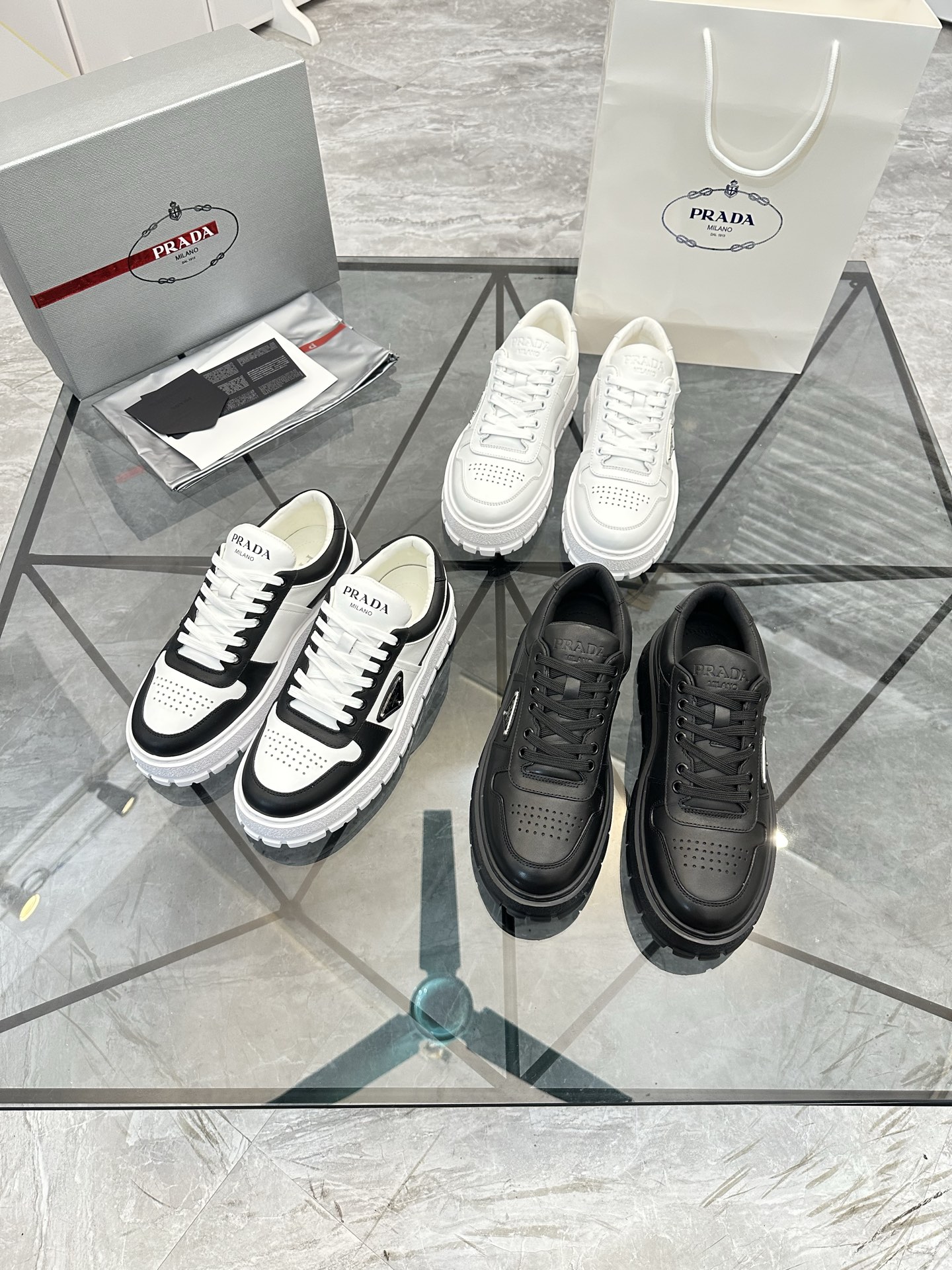 Precio de venta: P290 Artículos de alta gama y máxima calidadMarca: Prada *"Prada*" mocasines de cañ