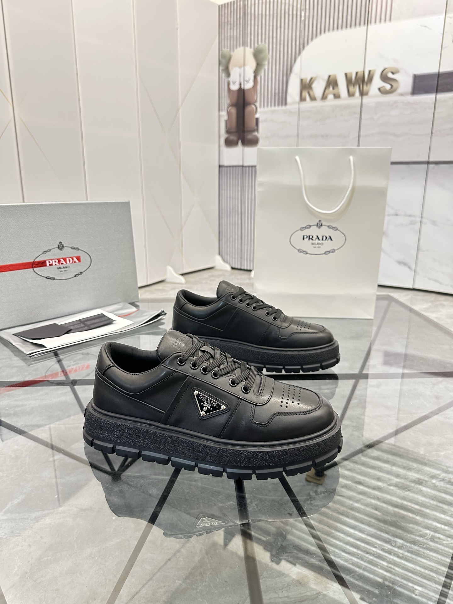 Precio de venta: P290 Artículos de alta gama y máxima calidadMarca: Prada *"Prada*" mocasines de cañ