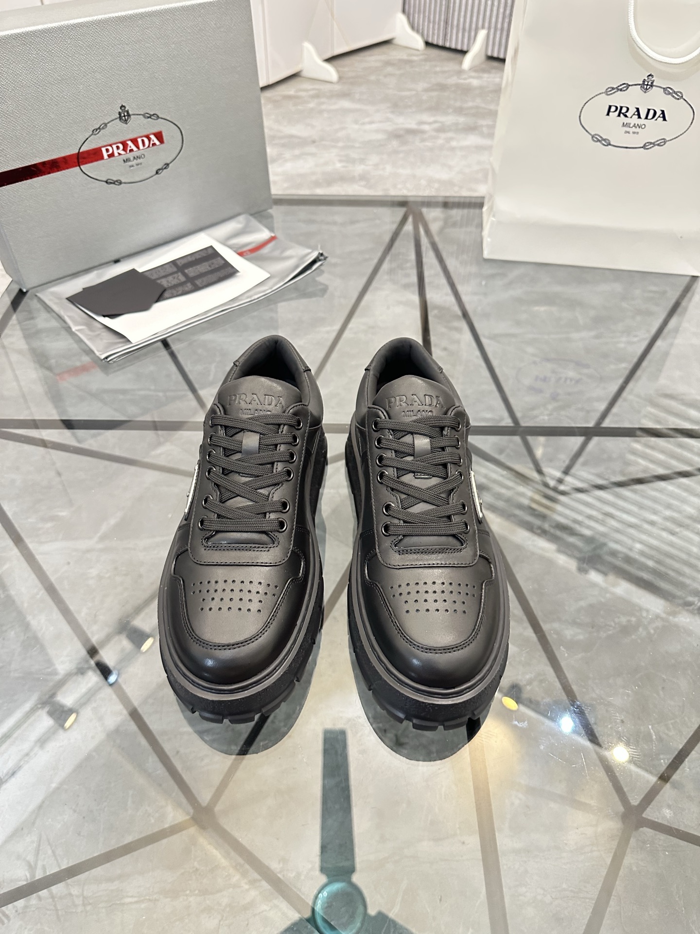 Precio de venta: P290 Artículos de alta gama y máxima calidadMarca: Prada *"Prada*" mocasines de cañ