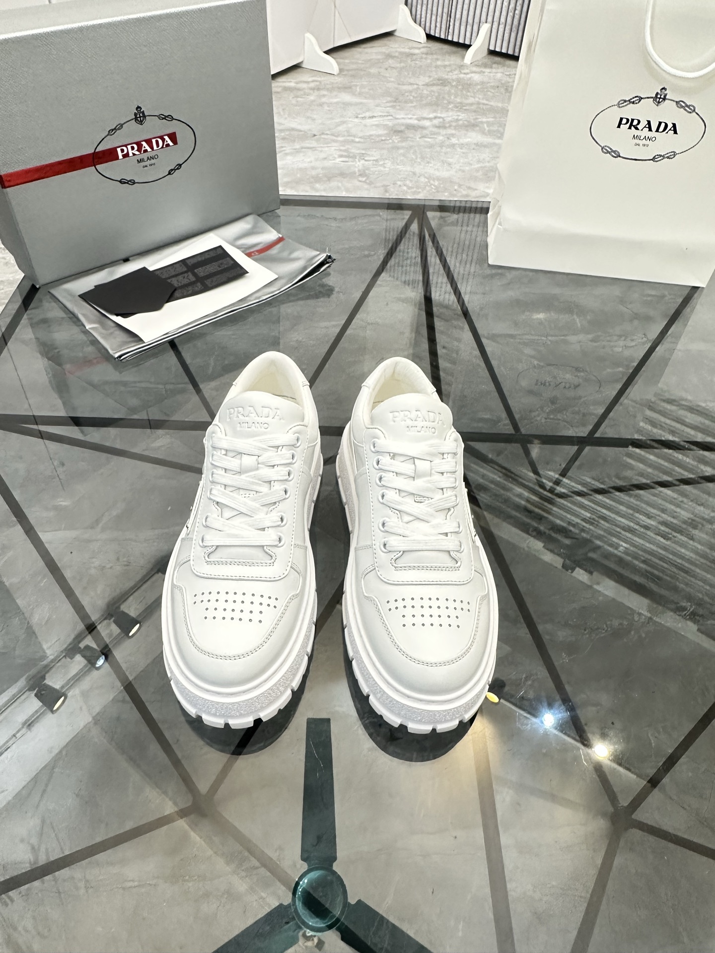 Precio de venta: P290 Artículos de alta gama y máxima calidadMarca: Prada *"Prada*" mocasines de cañ