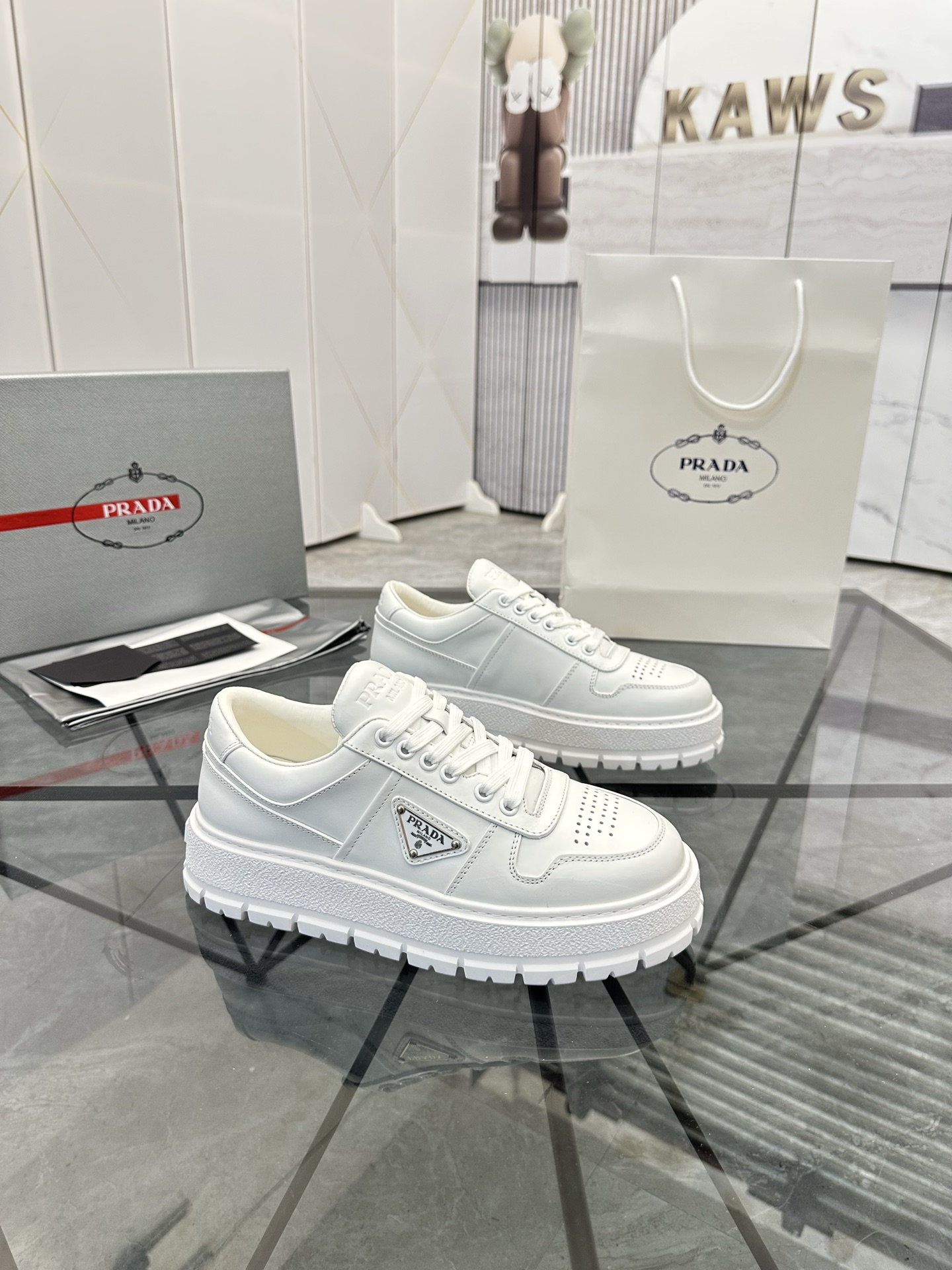 Precio de venta: P290 Artículos de alta gama y máxima calidadMarca: Prada *"Prada*" mocasines de cañ
