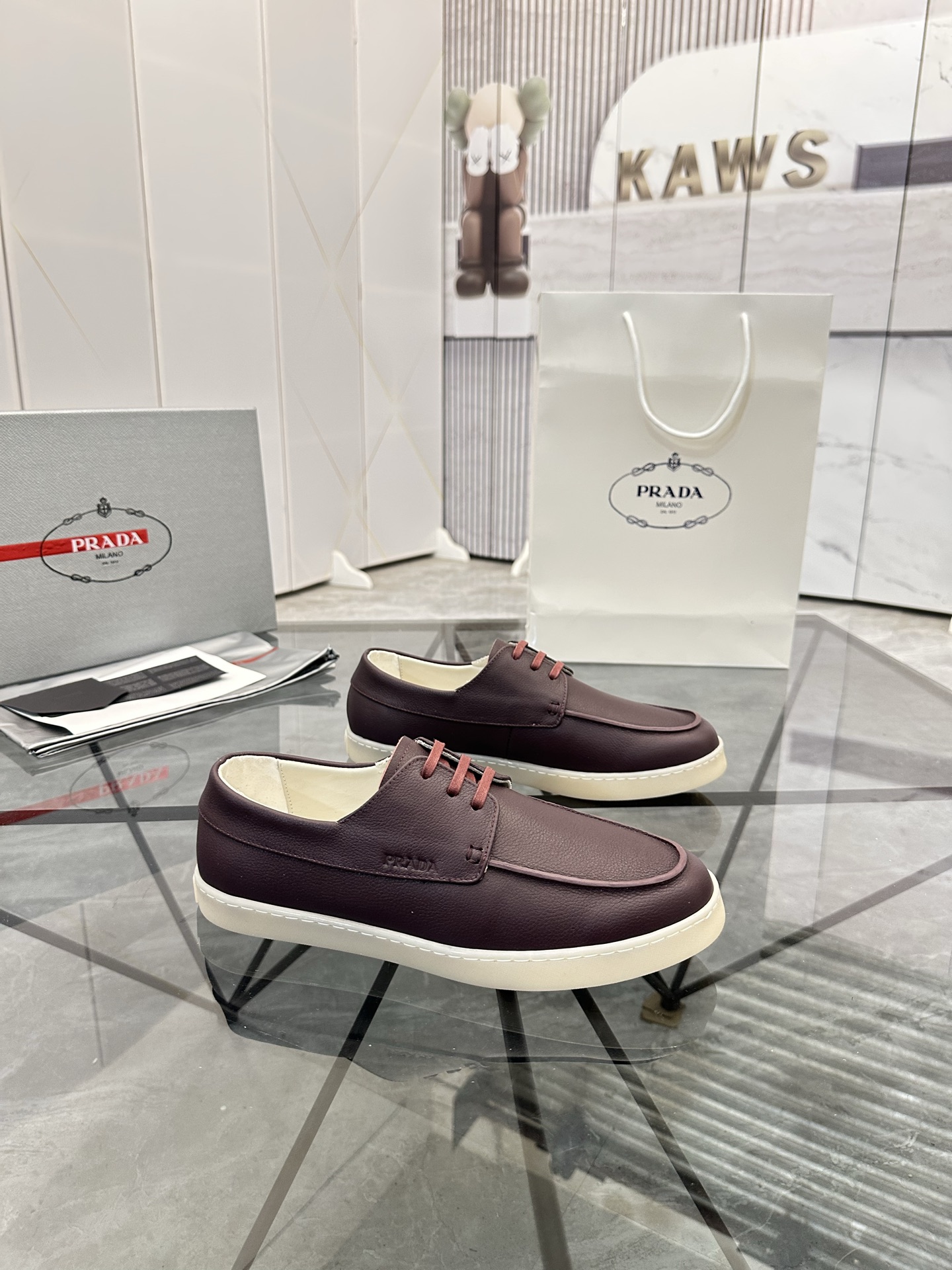 Precio de venta: P250 Artículos de gama alta y calidad superiorMarca: Prada *"Prada*" lowtop loafers