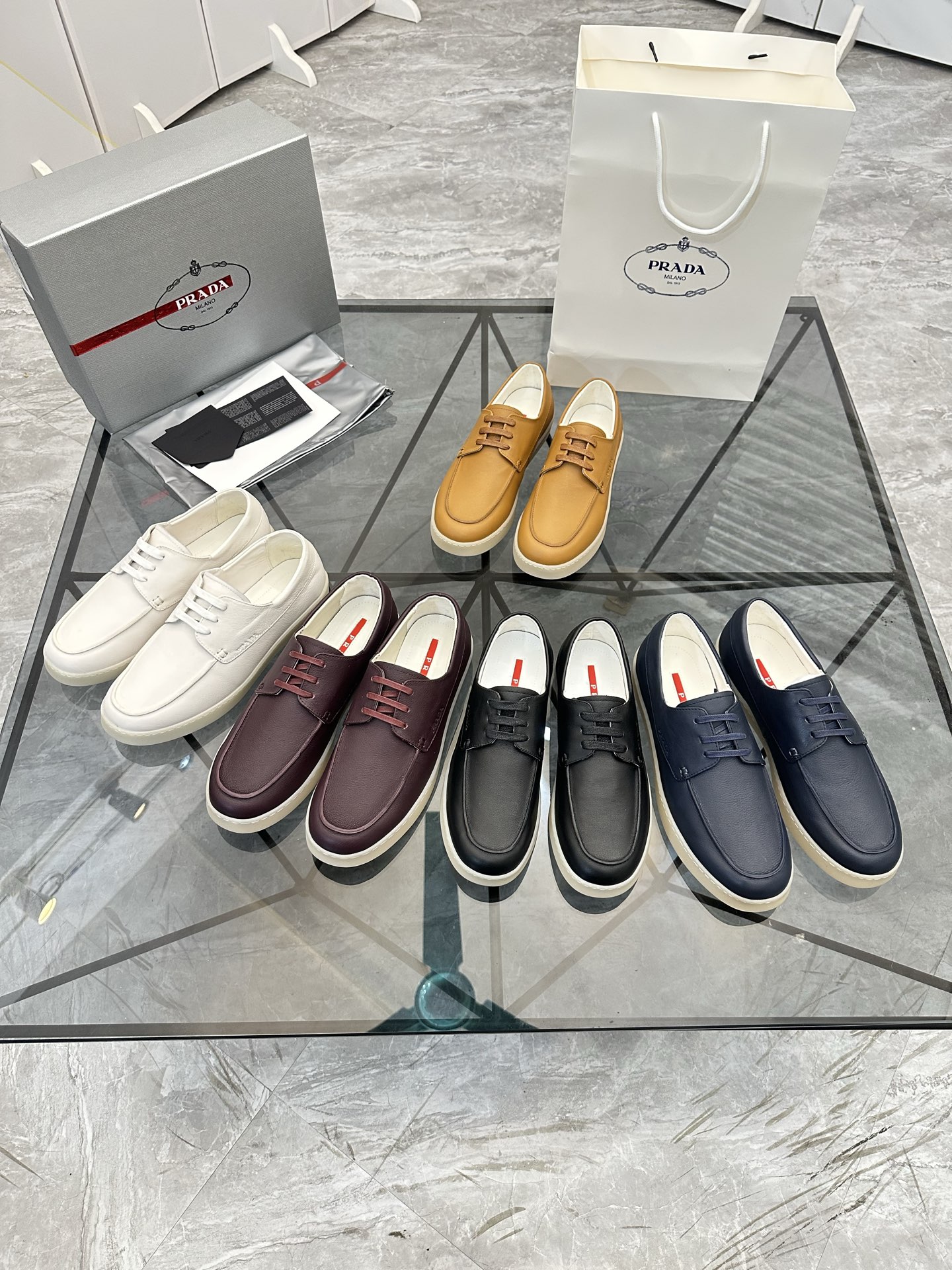 Precio de venta: P250 Artículos de gama alta y calidad superiorMarca: Prada *"Prada*" lowtop loafers