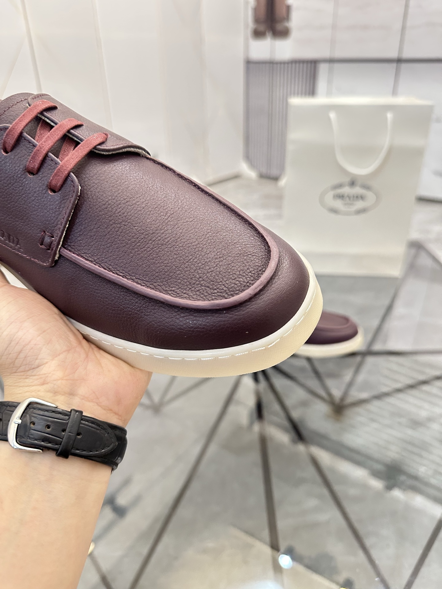 Precio de venta: P250 Artículos de gama alta y calidad superiorMarca: Prada *"Prada*" lowtop loafers