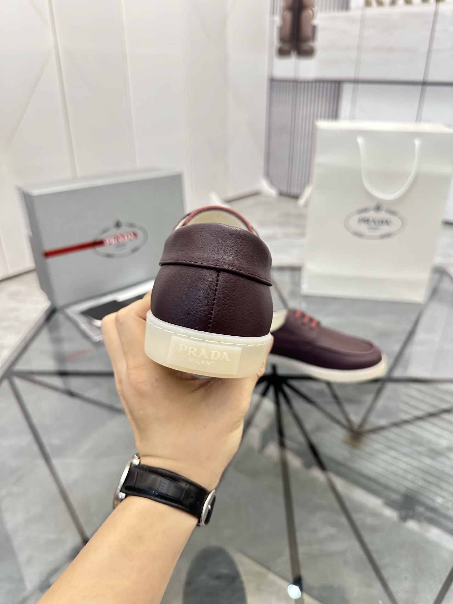 Precio de venta: P250 Artículos de gama alta y calidad superiorMarca: Prada *"Prada*" lowtop loafers