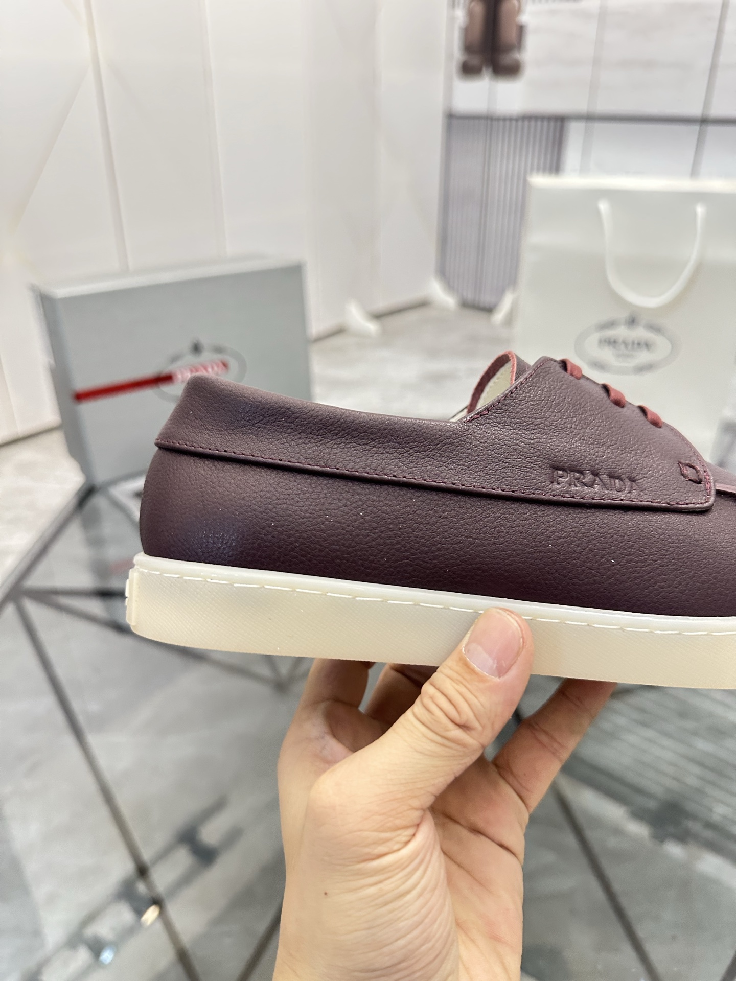 Precio de venta: P250 Artículos de gama alta y calidad superiorMarca: Prada *"Prada*" lowtop loafers