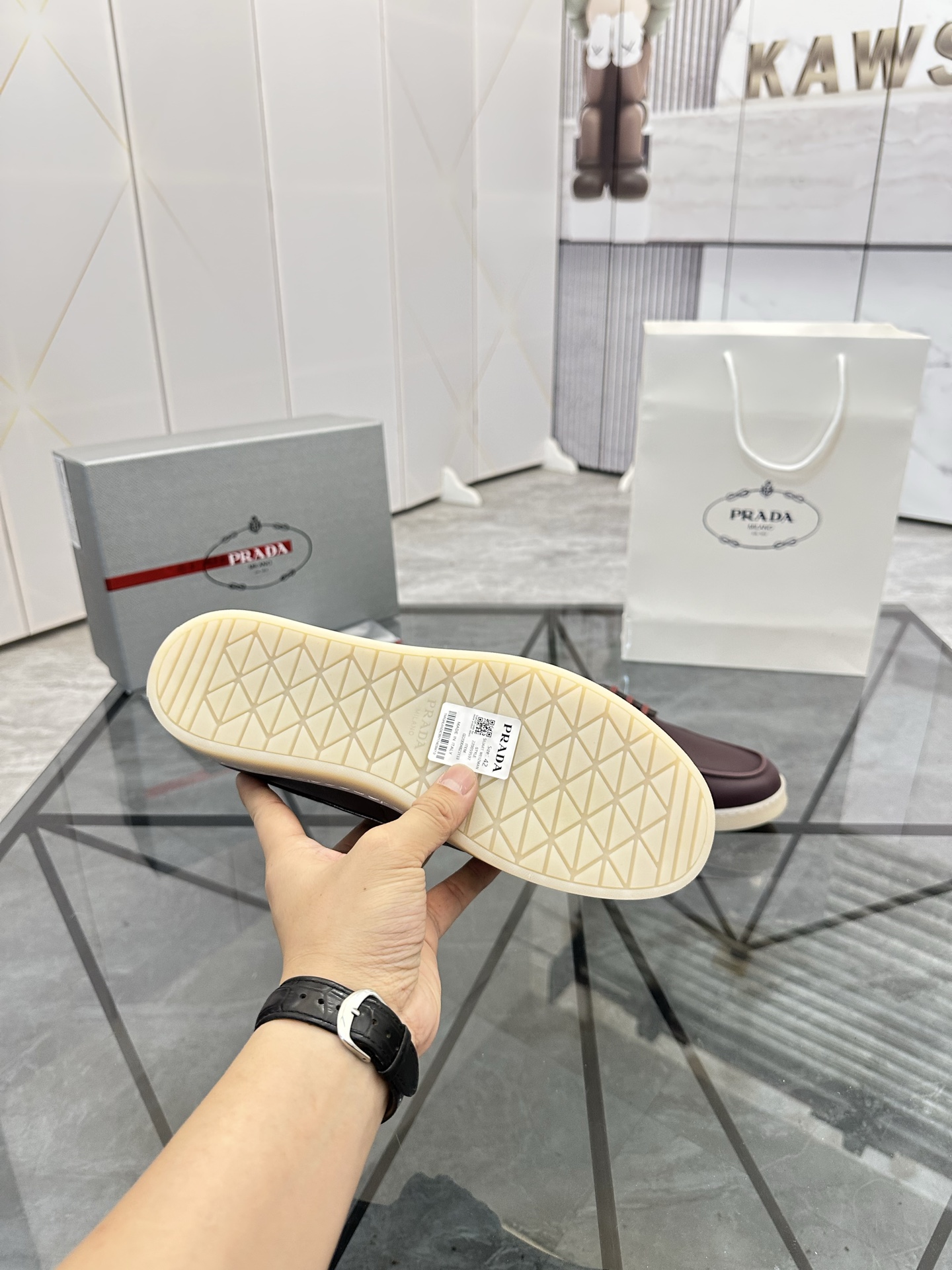 Precio de venta: P250 Artículos de gama alta y calidad superiorMarca: Prada *"Prada*" lowtop loafers