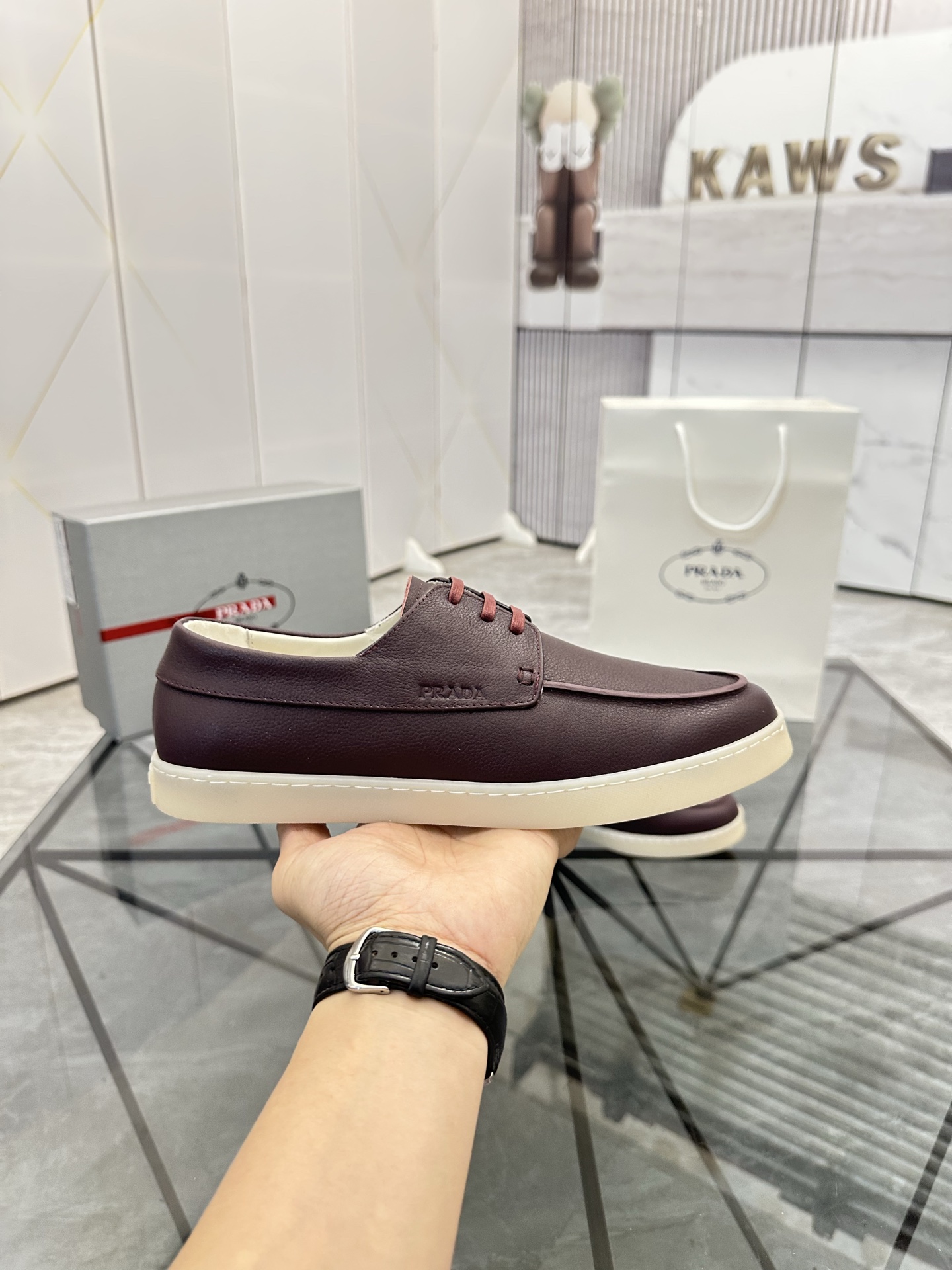 Precio de venta: P250 Artículos de gama alta y calidad superiorMarca: Prada *"Prada*" lowtop loafers