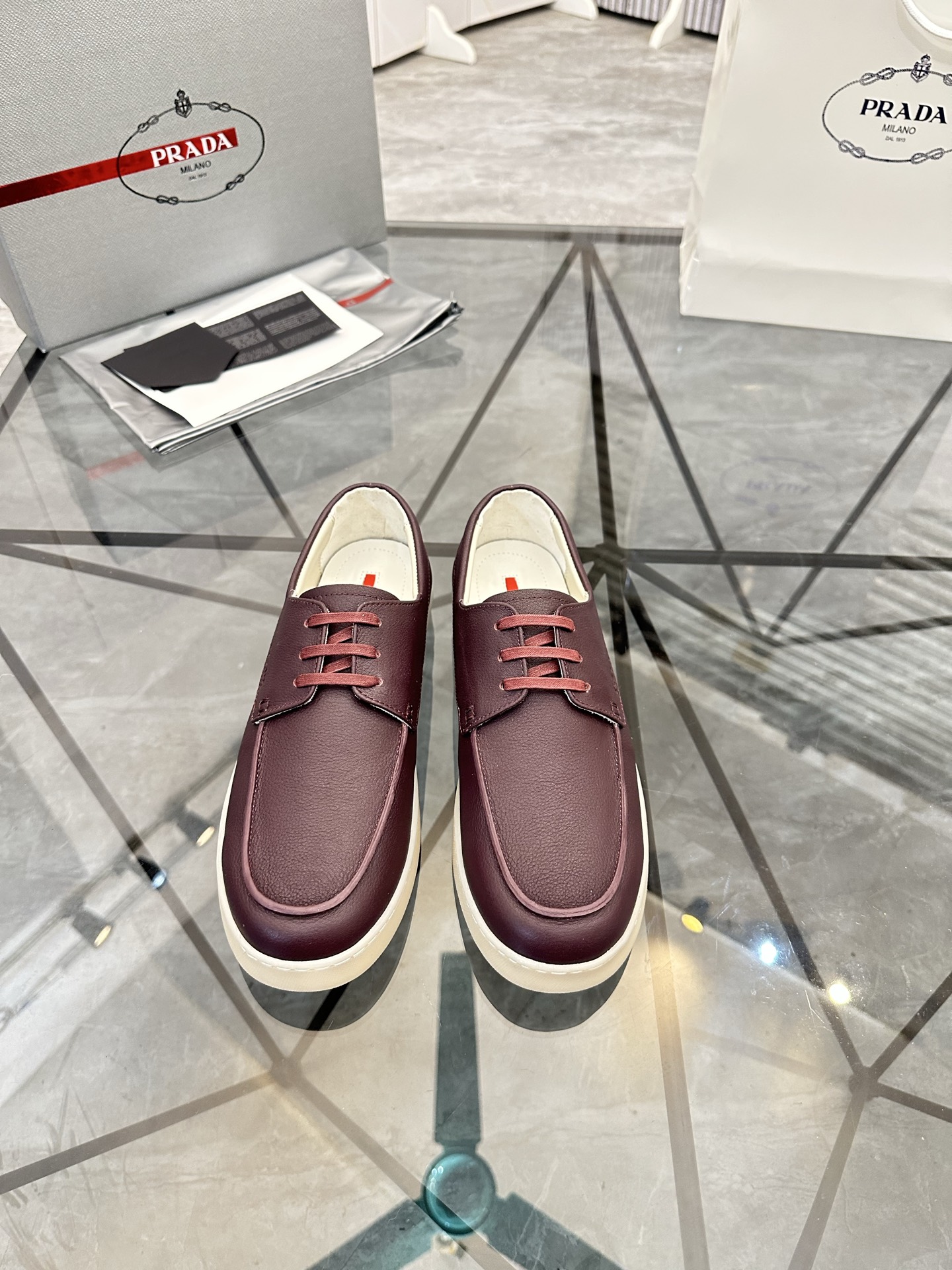 Precio de venta: P250 Artículos de gama alta y calidad superiorMarca: Prada *"Prada*" lowtop loafers