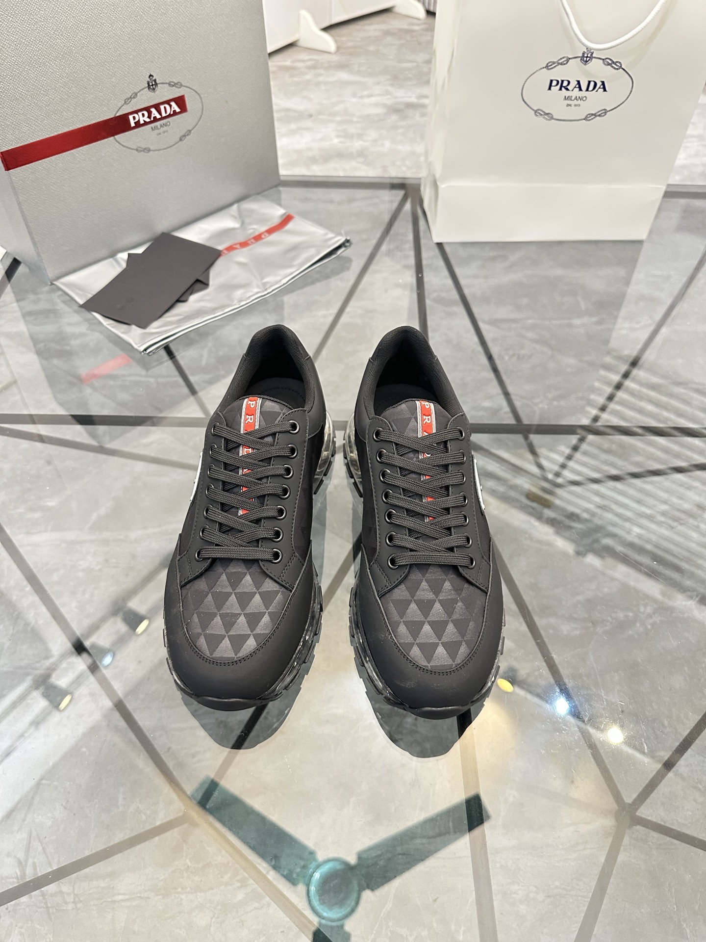 Precio de venta: P310 Artículos de alta gama y máxima calidadMarca: Prada *"Prada*" mocasines de cañ