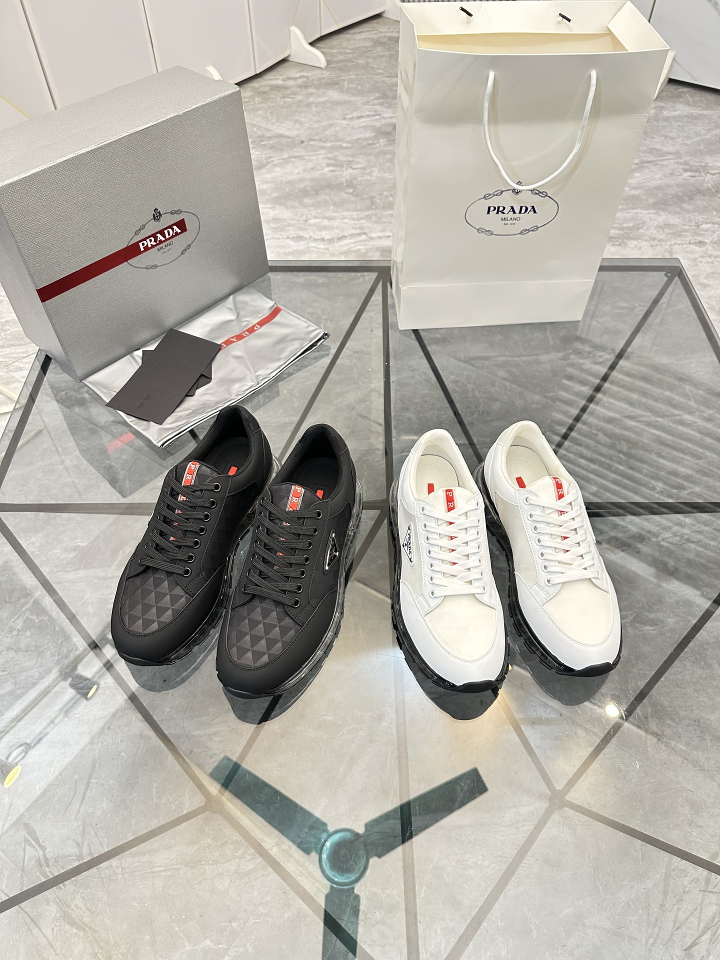 Precio de venta: P310 Artículos de alta gama y máxima calidadMarca: Prada *"Prada*" mocasines de cañ