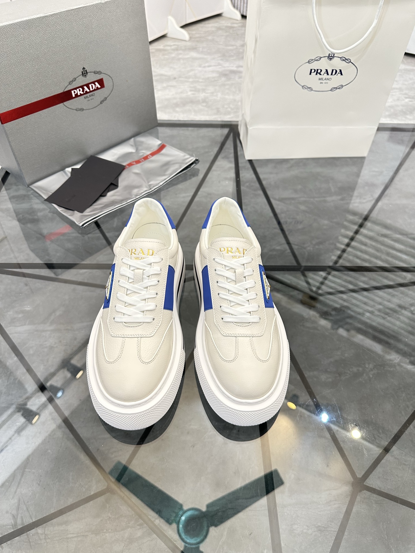 Precio de venta: P270 Artículos de alta gama y máxima calidadMarca: Prada *"Prada*" mocasines de cañ