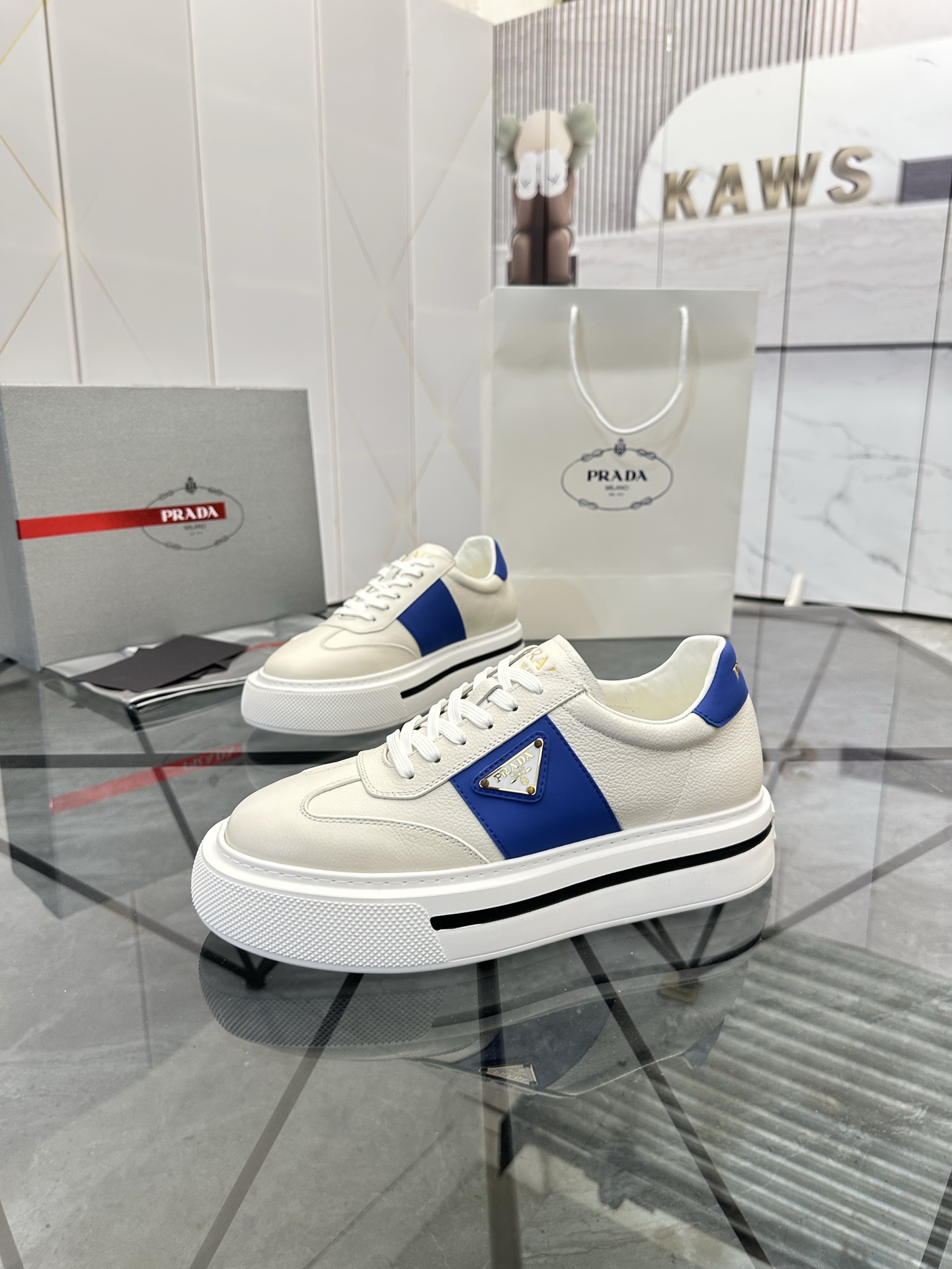 Precio de venta: P270 Artículos de alta gama y máxima calidadMarca: Prada *