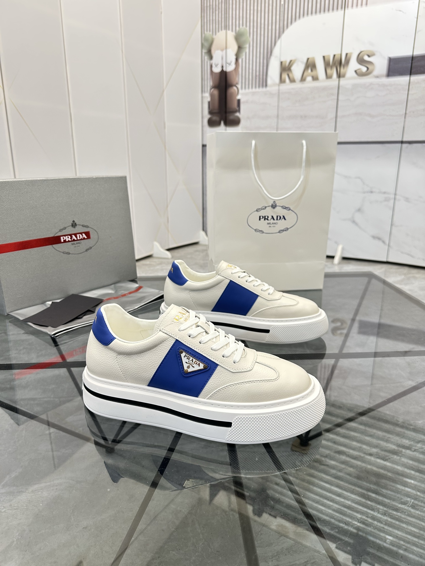 Precio de venta: P270 Artículos de alta gama y máxima calidadMarca: Prada *"Prada*" mocasines de cañ