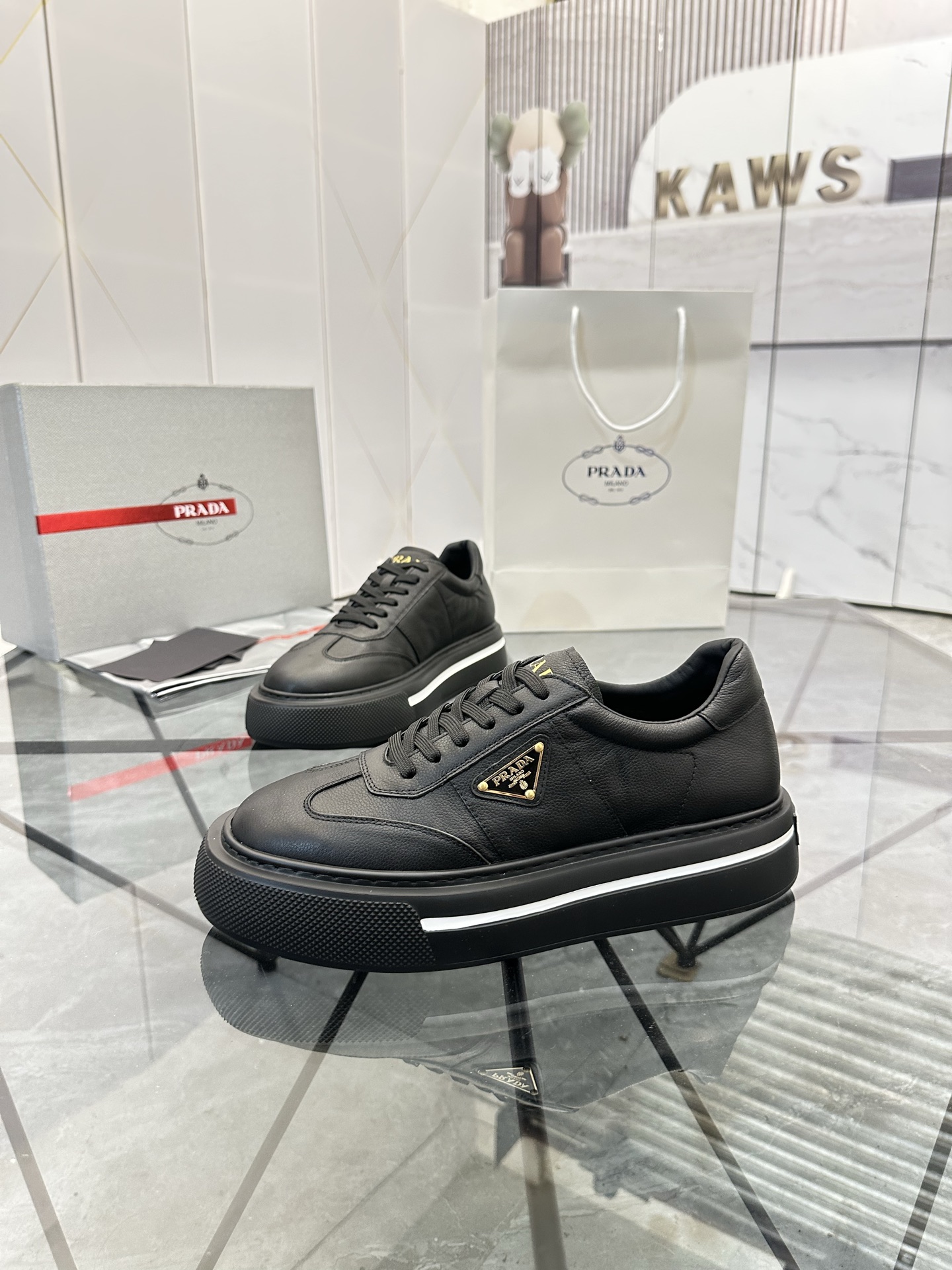 Precio de venta: P270 Artículos de alta gama y máxima calidadMarca: Prada *
