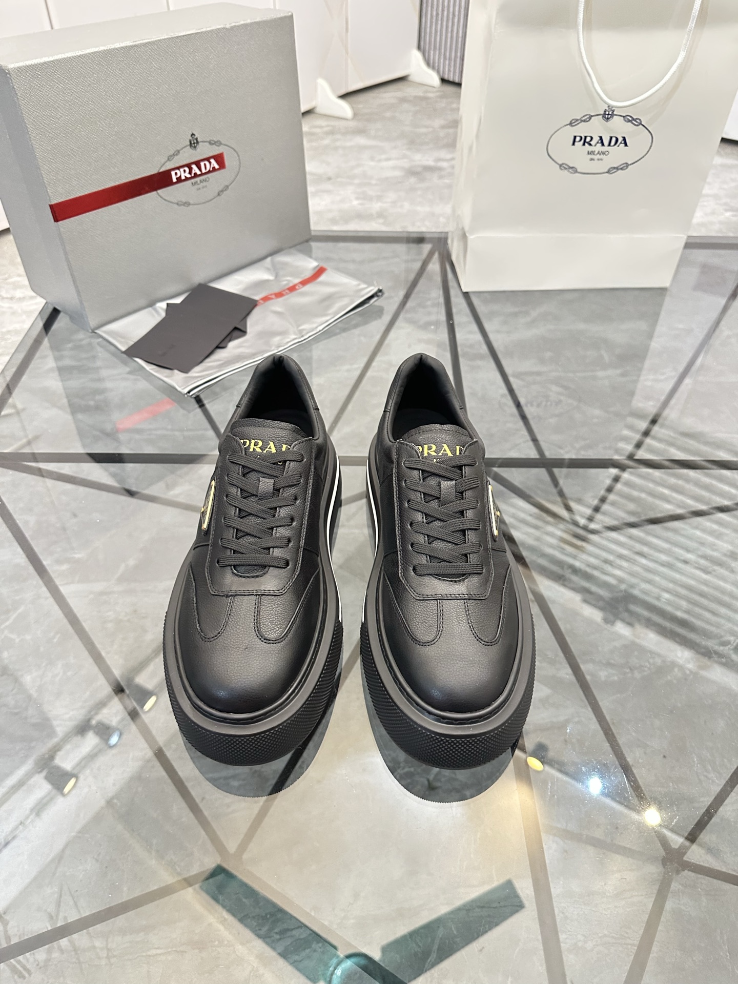 Precio de venta: P270 Artículos de alta gama y máxima calidadMarca: Prada *"Prada*" mocasines de cañ