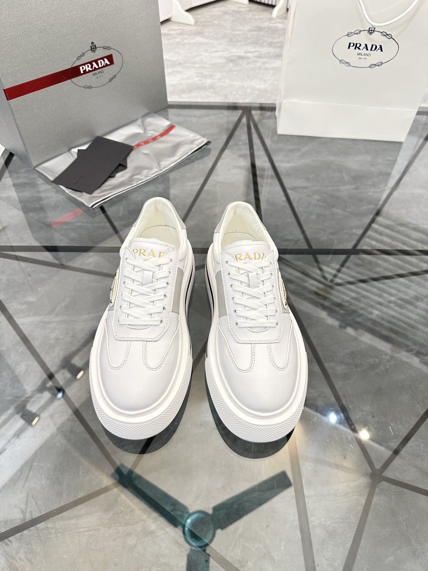 Precio de venta: P270 Artículos de alta gama y máxima calidadMarca: Prada *"Prada*" mocasines de cañ