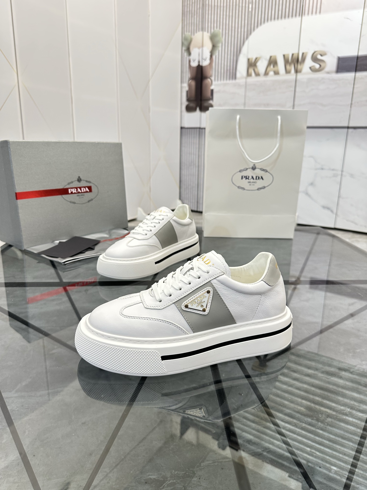 Precio de venta: P270 Artículos de alta gama y máxima calidadMarca: Prada *