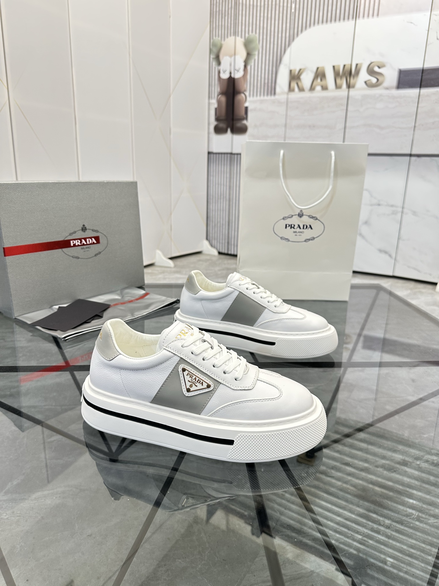 Precio de venta: P270 Artículos de alta gama y máxima calidadMarca: Prada *"Prada*" mocasines de cañ