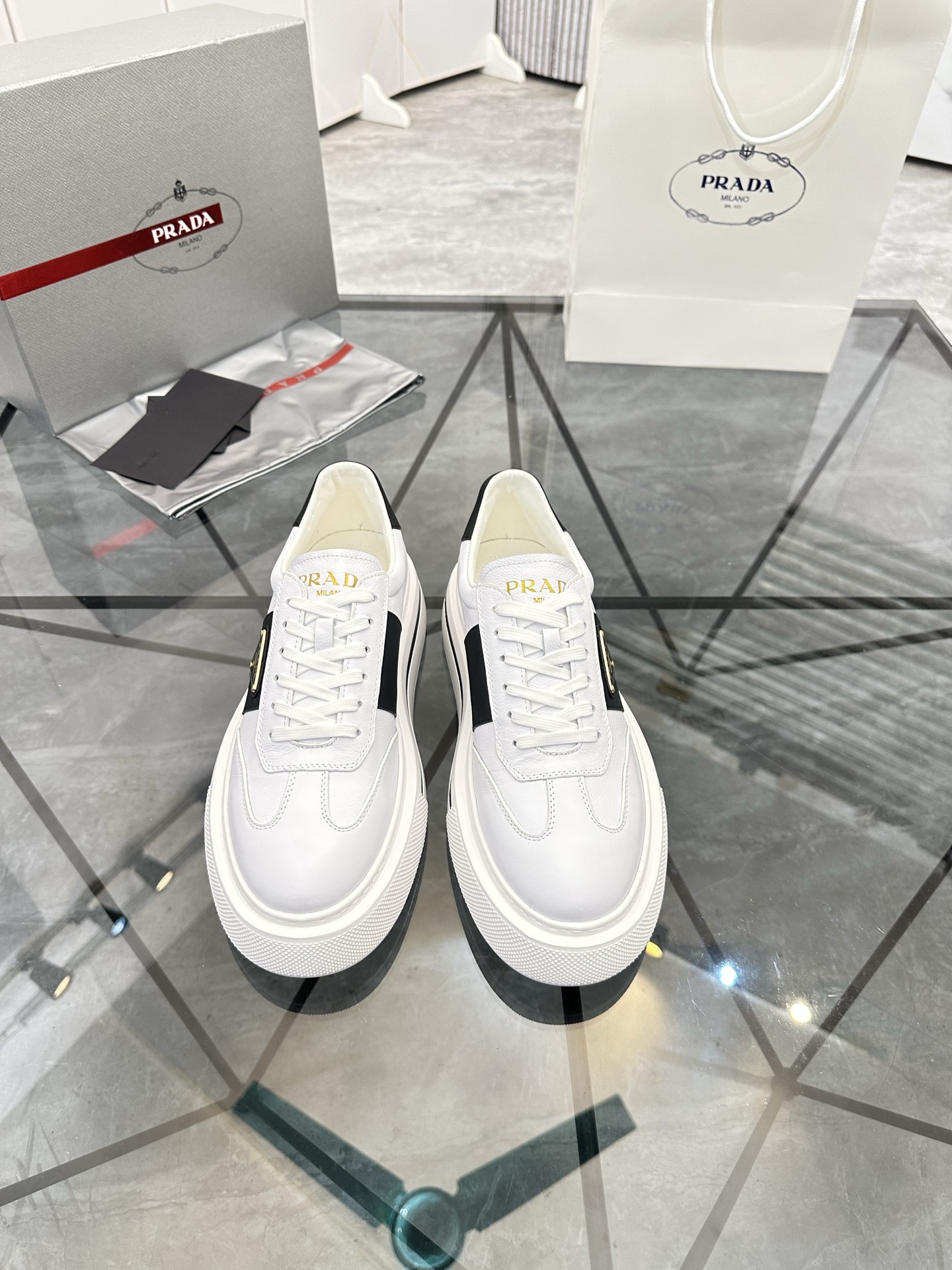Precio de venta: P270 Artículos de alta gama y máxima calidadMarca: Prada *"Prada*" mocasines de cañ