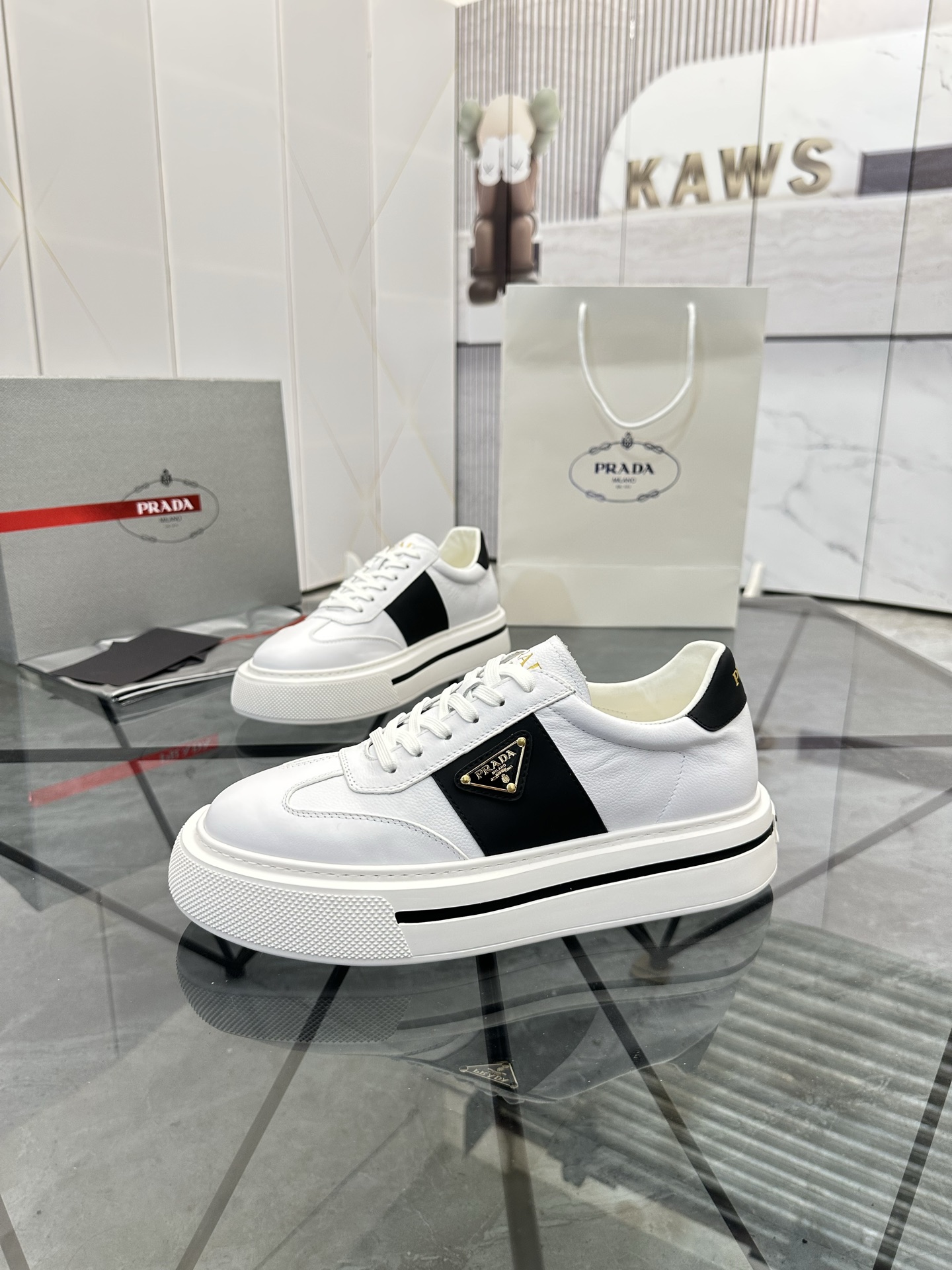 Precio de venta: P270 Artículos de alta gama y máxima calidadMarca: Prada *