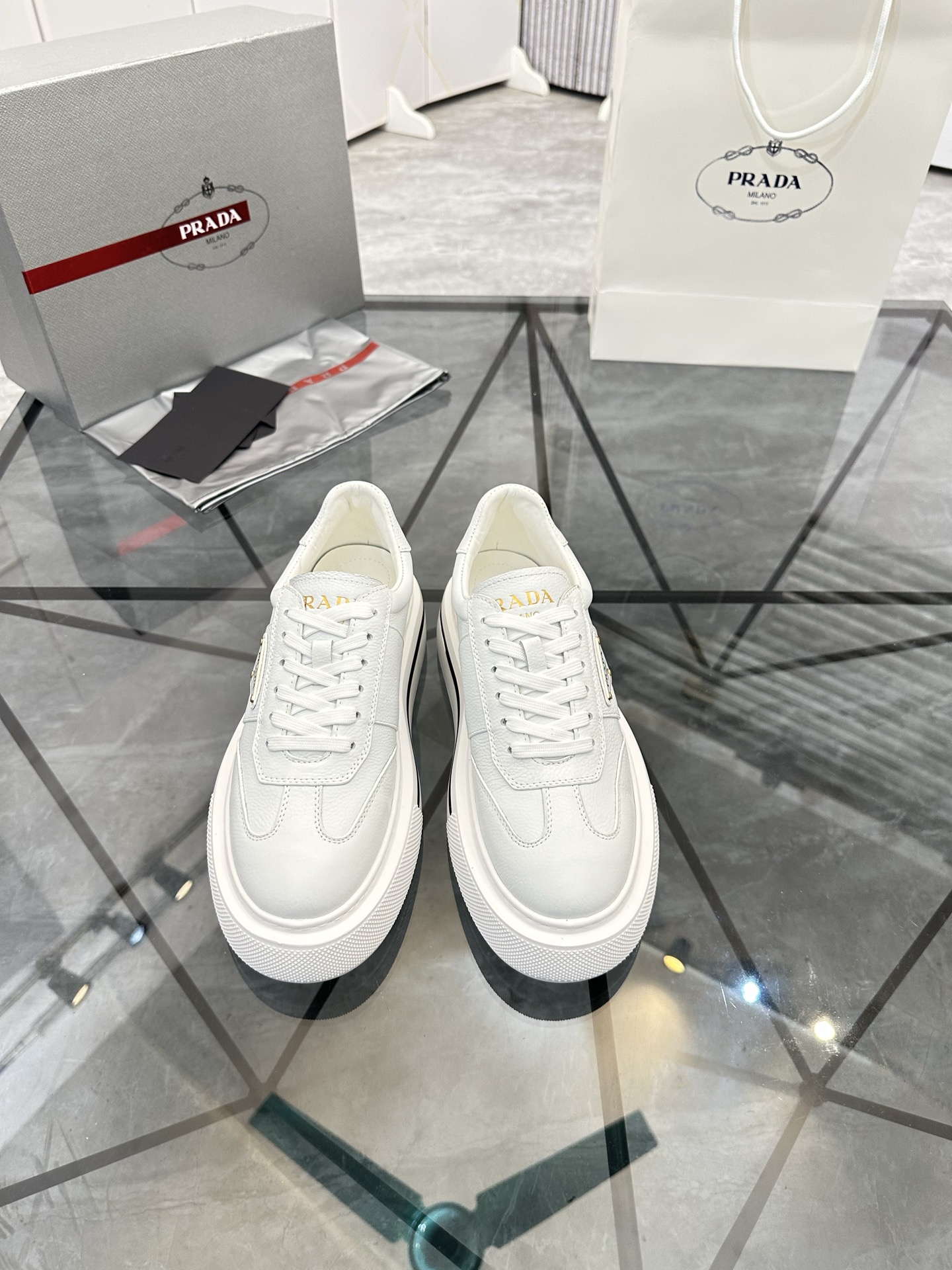 Precio de venta: P270 Artículos de alta gama y máxima calidadMarca: Prada *"Prada*" mocasines de cañ