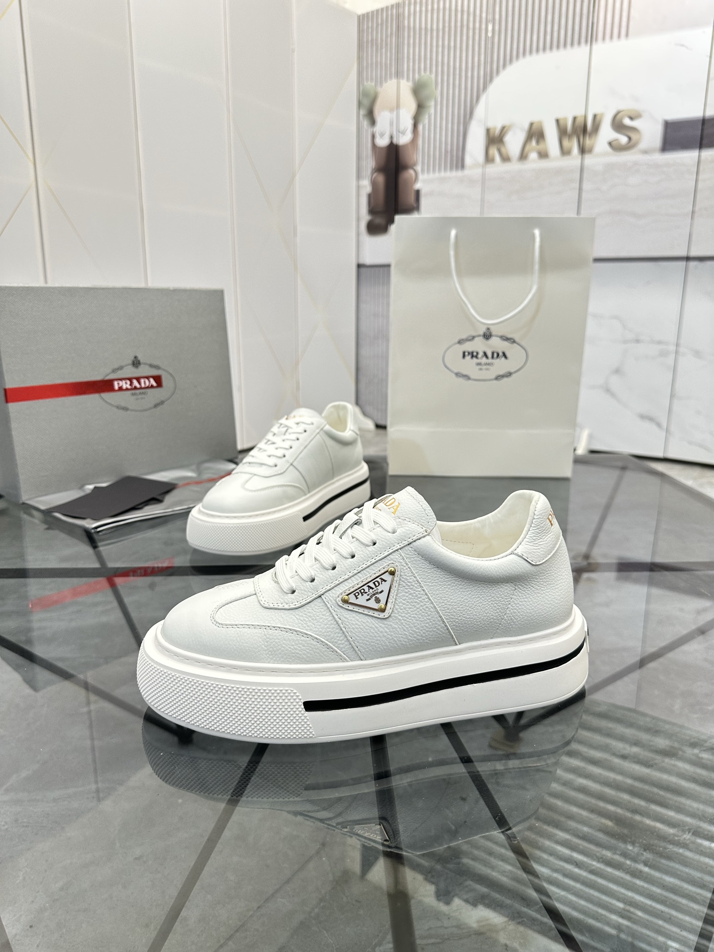 Precio de venta: P270 Artículos de alta gama y máxima calidadMarca: Prada *