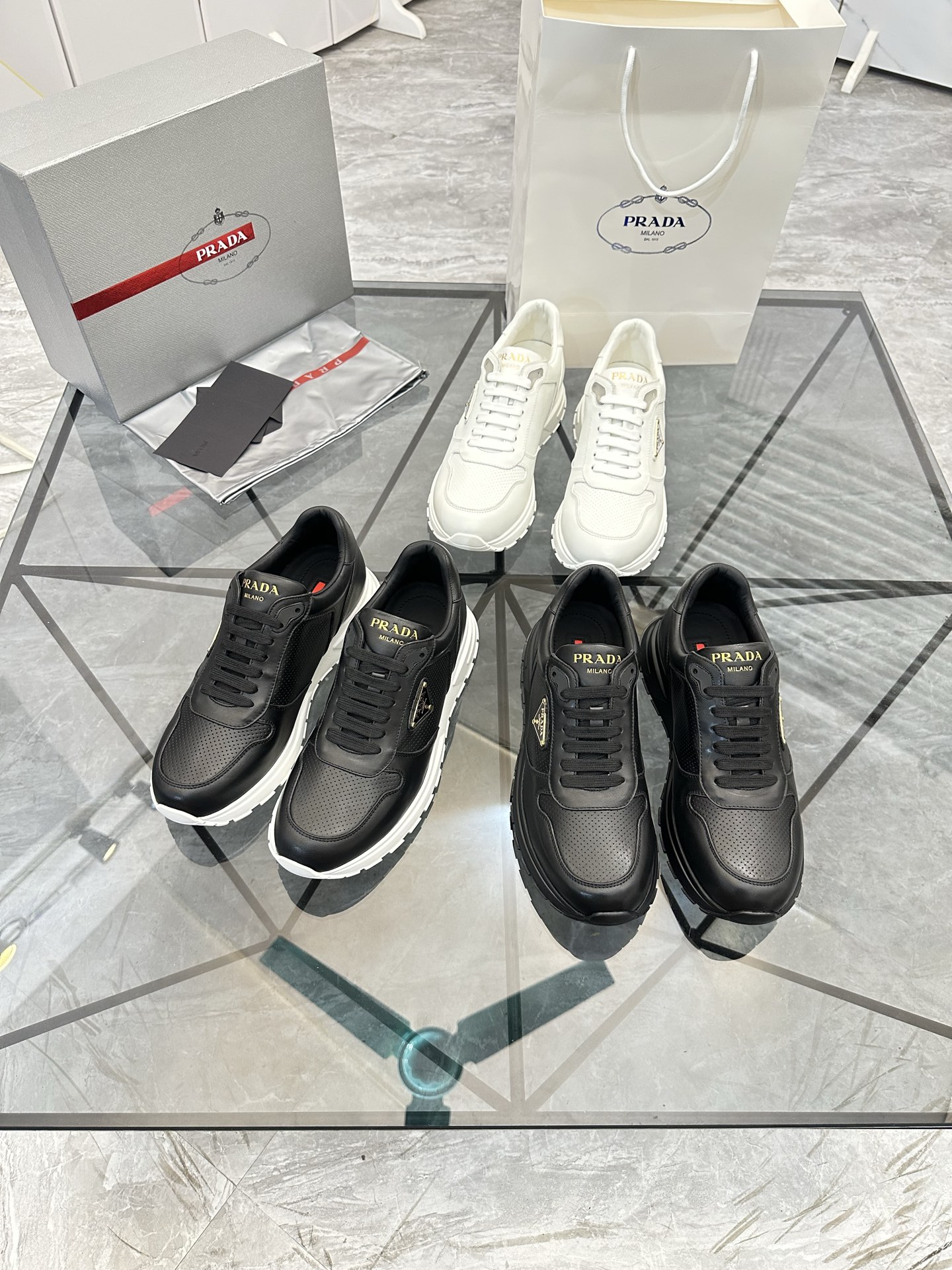 Precio de venta: P270 Artículos de alta gama y máxima calidadMarca: Prada *"Prada*" mocasines de cañ