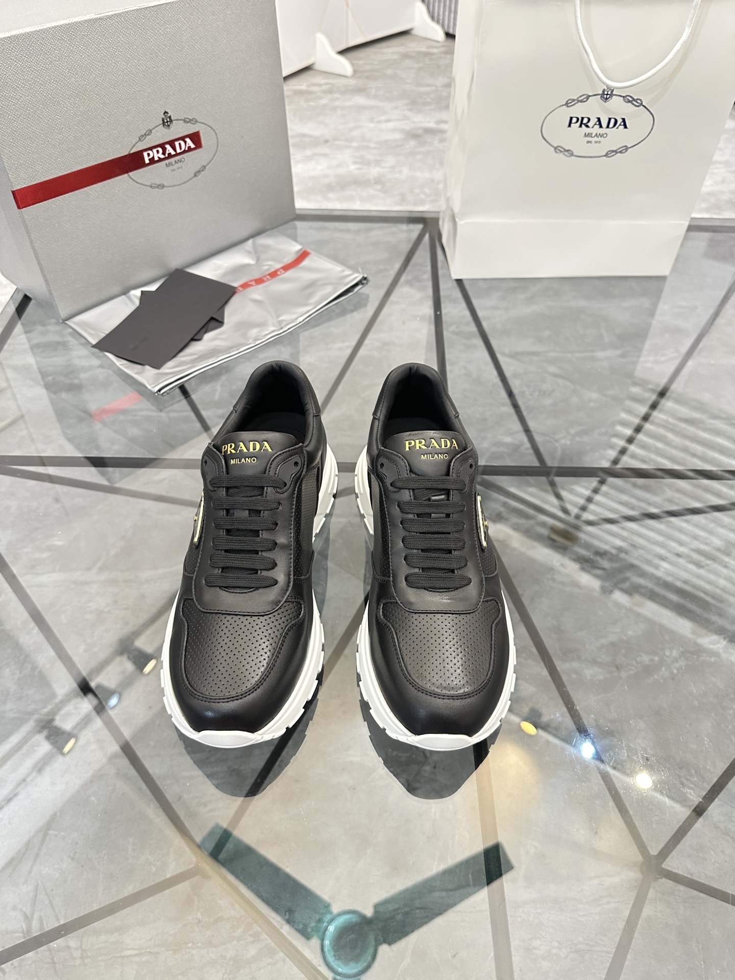 Precio de venta: P270 Artículos de alta gama y máxima calidadMarca: Prada *"Prada*" mocasines de cañ