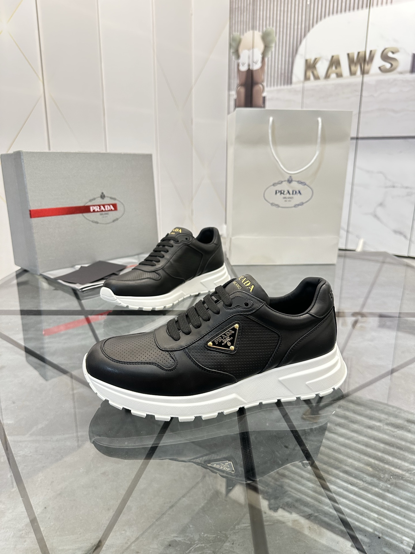 Precio de venta: P270 Artículos de alta gama y máxima calidadMarca: Prada *