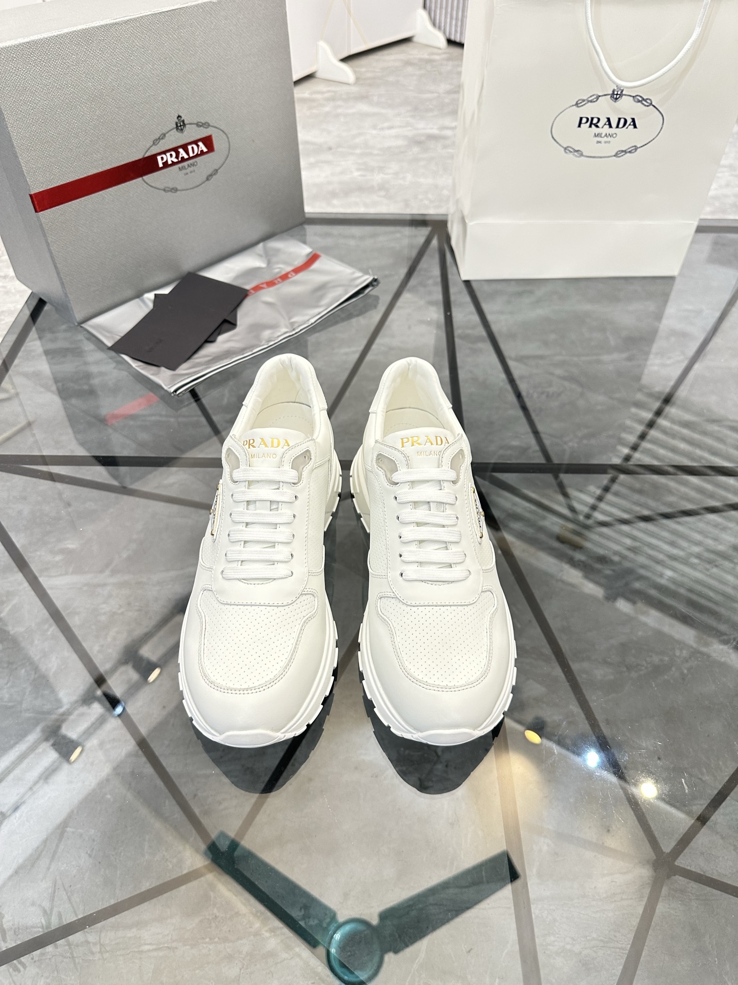 Precio de venta: P270 Artículos de alta gama y máxima calidadMarca: Prada *"Prada*" mocasines de cañ