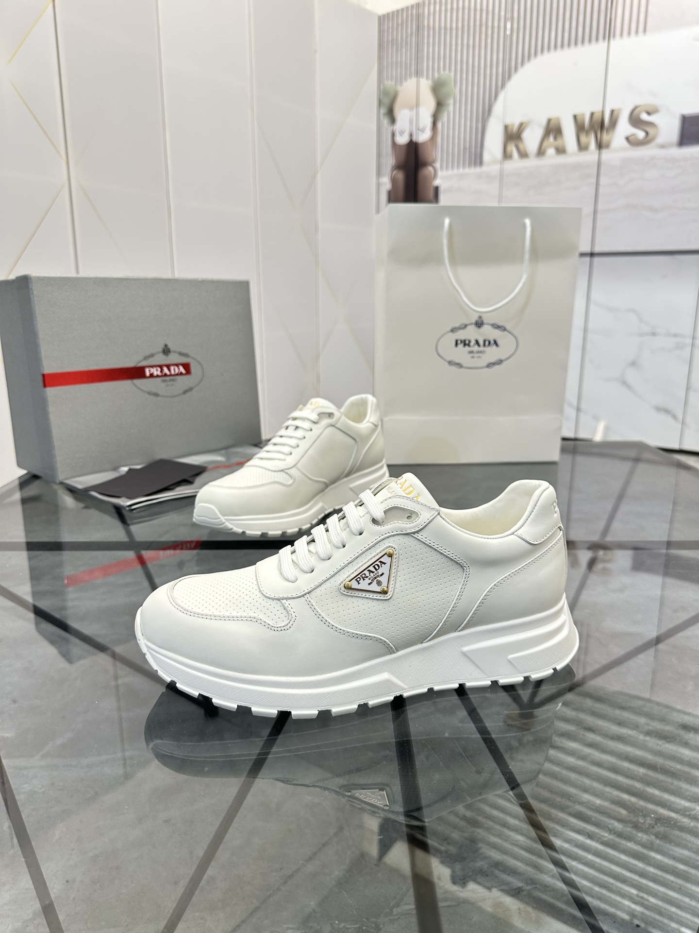 Precio de venta: P270 Artículos de alta gama y máxima calidadMarca: Prada *