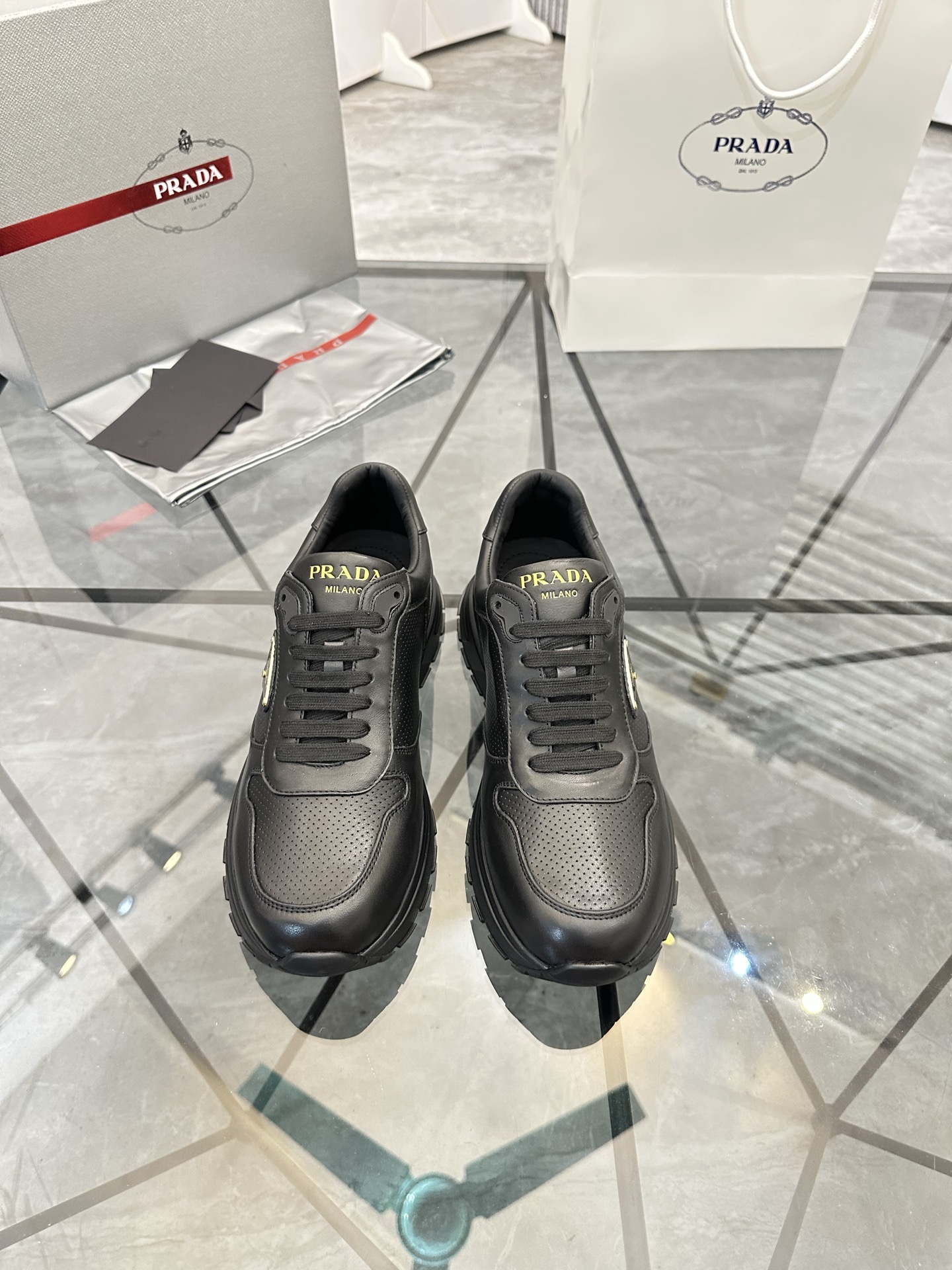 Precio de venta: P270 Artículos de alta gama y máxima calidadMarca: Prada *"Prada*" mocasines de cañ