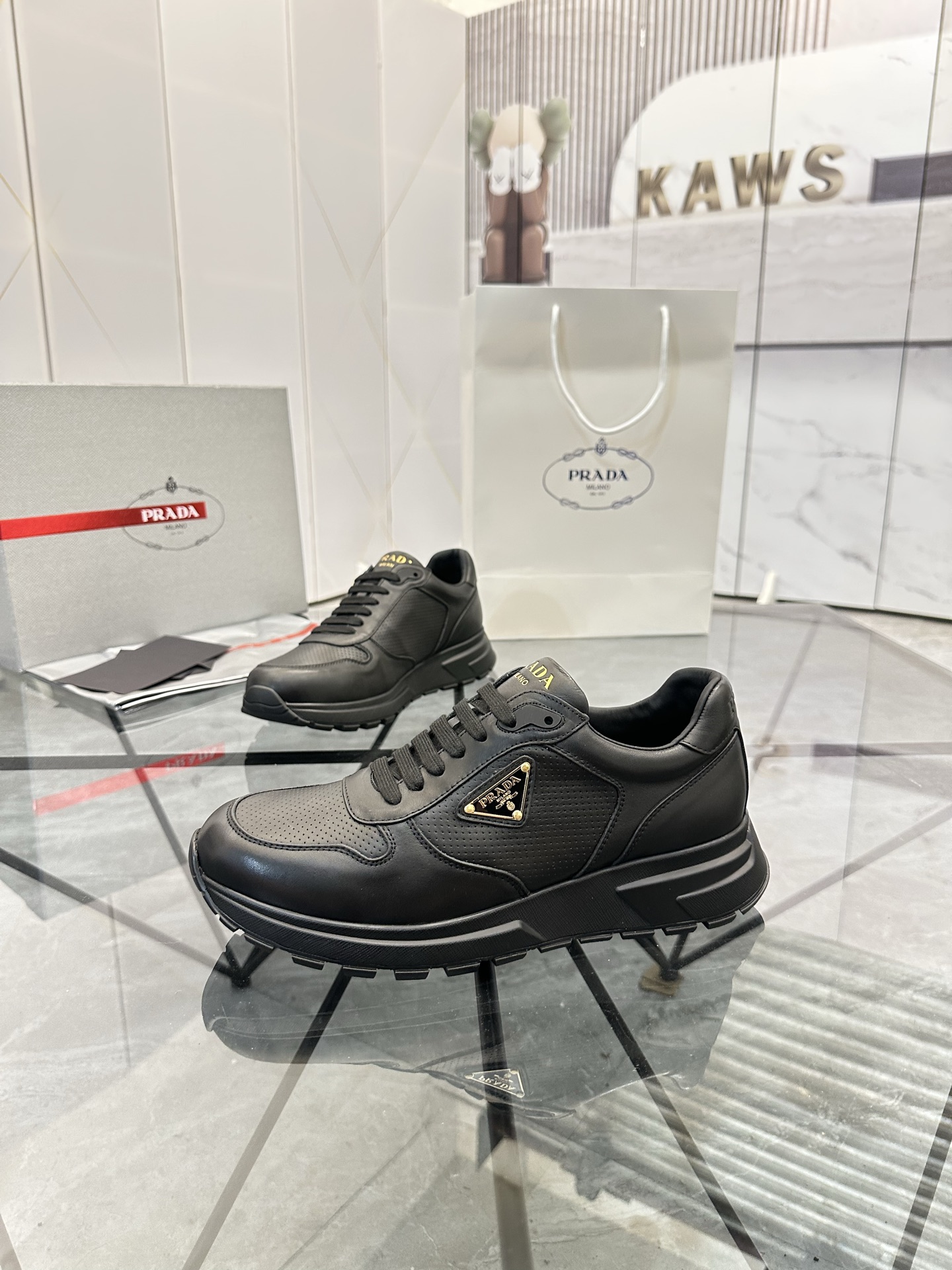 Precio de venta: P270 Artículos de alta gama y máxima calidadMarca: Prada *