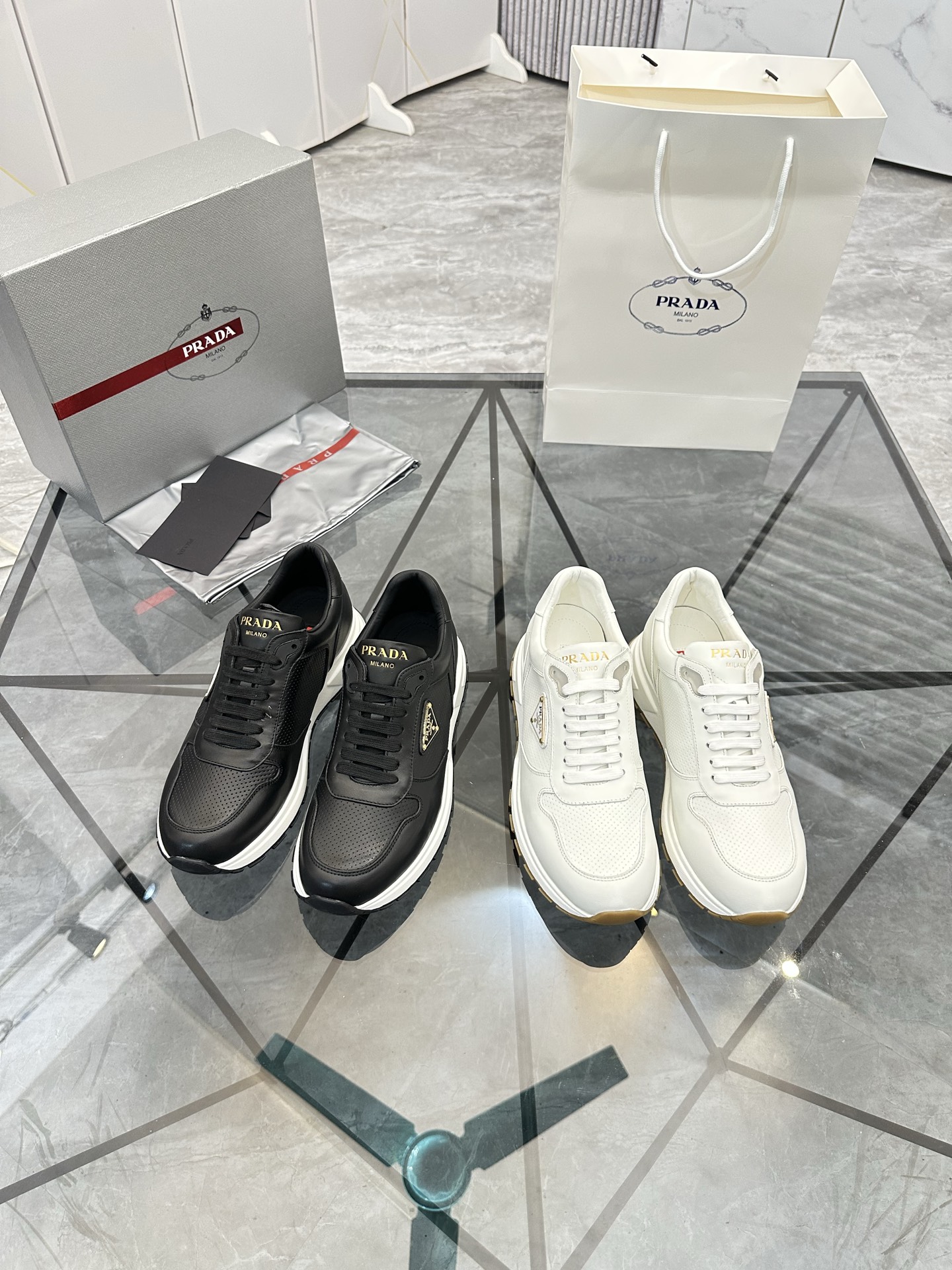 Precio de venta: P270 Artículos de alta gama y máxima calidadMarca: Prada *"Prada*" mocasines de cañ