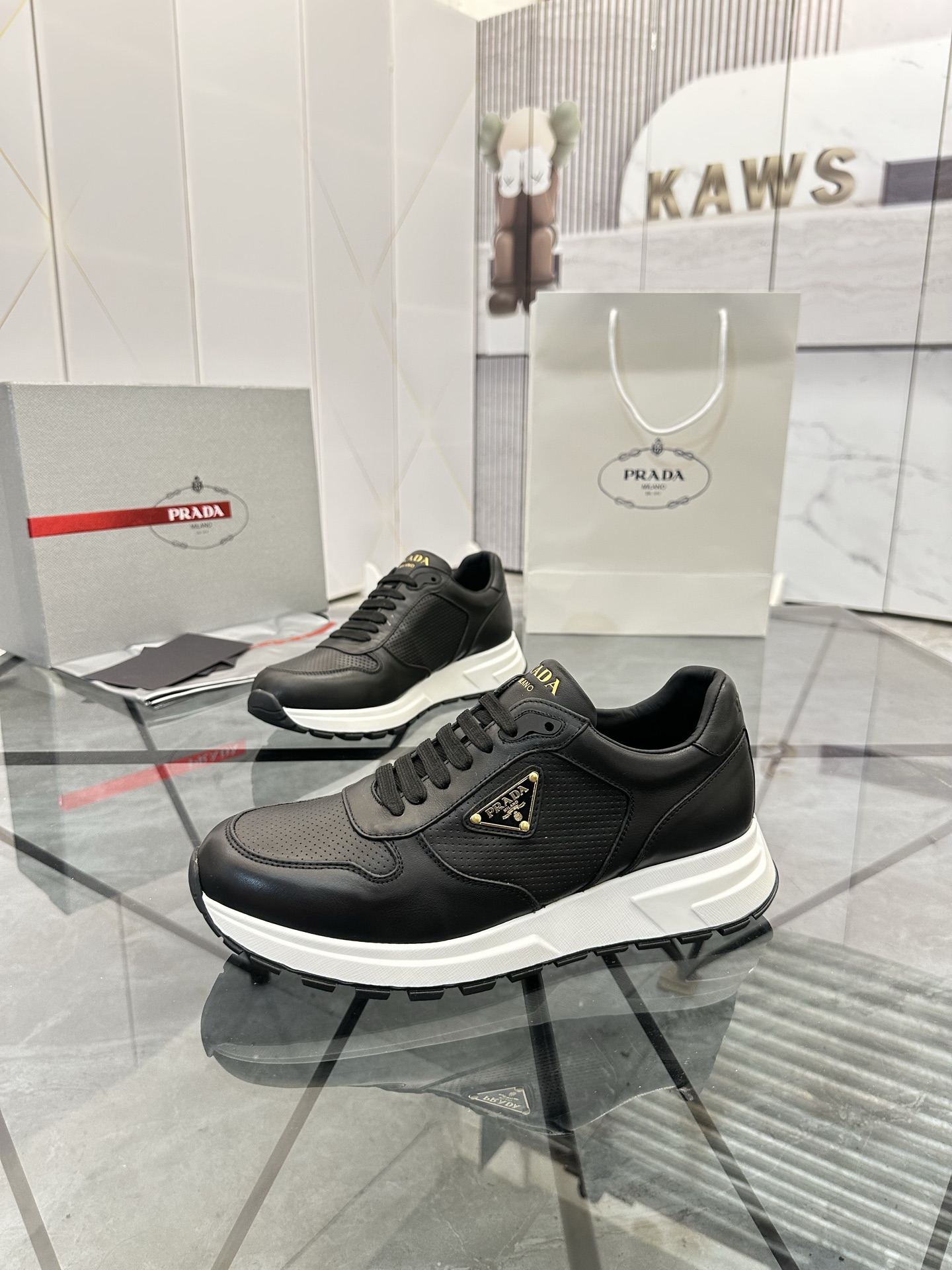 Precio de venta: P270 Artículos de alta gama y máxima calidadMarca: Prada *