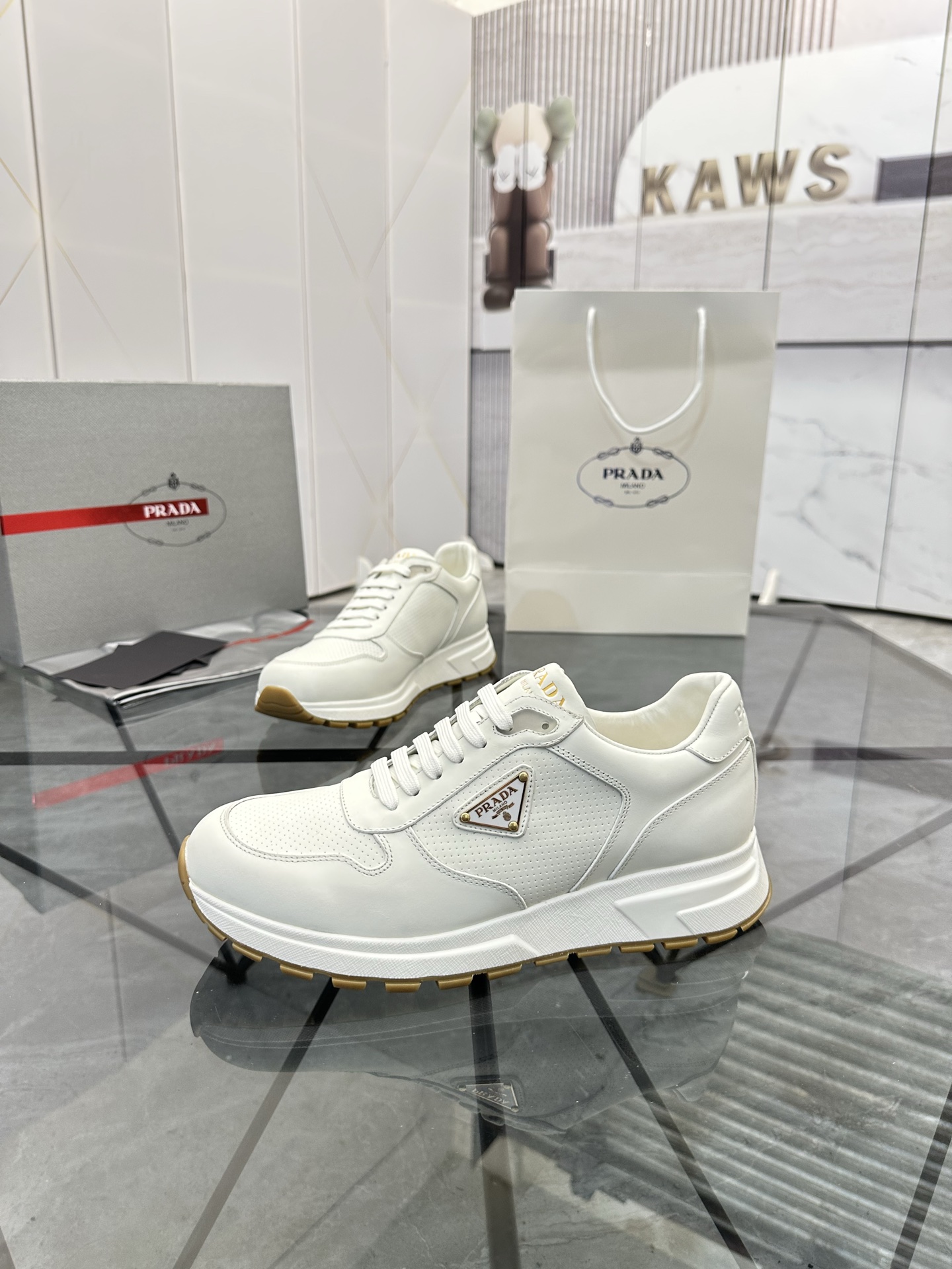 Precio de venta: P270 Artículos de alta gama y máxima calidadMarca: Prada *