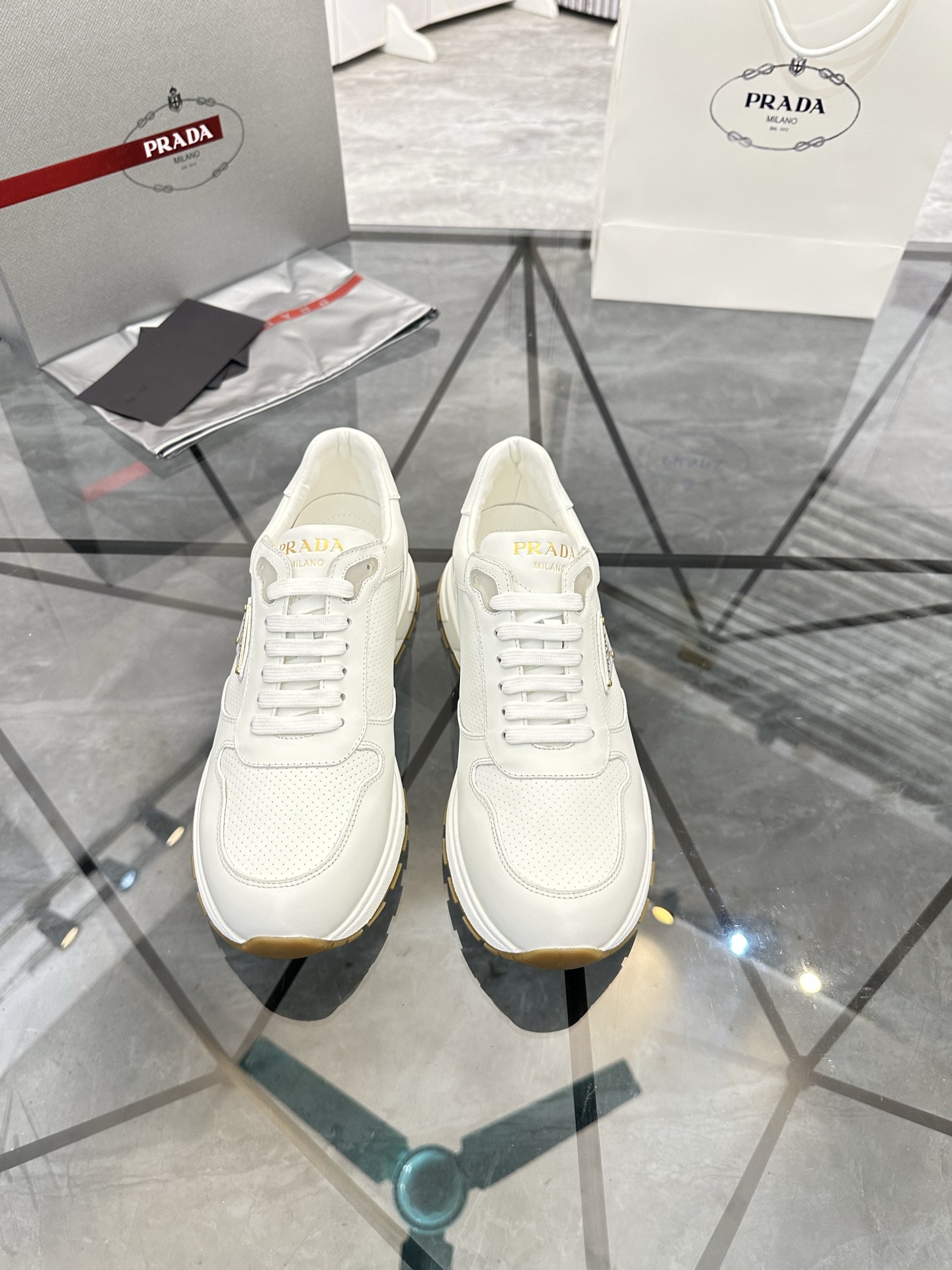 Precio de venta: P270 Artículos de alta gama y máxima calidadMarca: Prada *"Prada*" mocasines de cañ