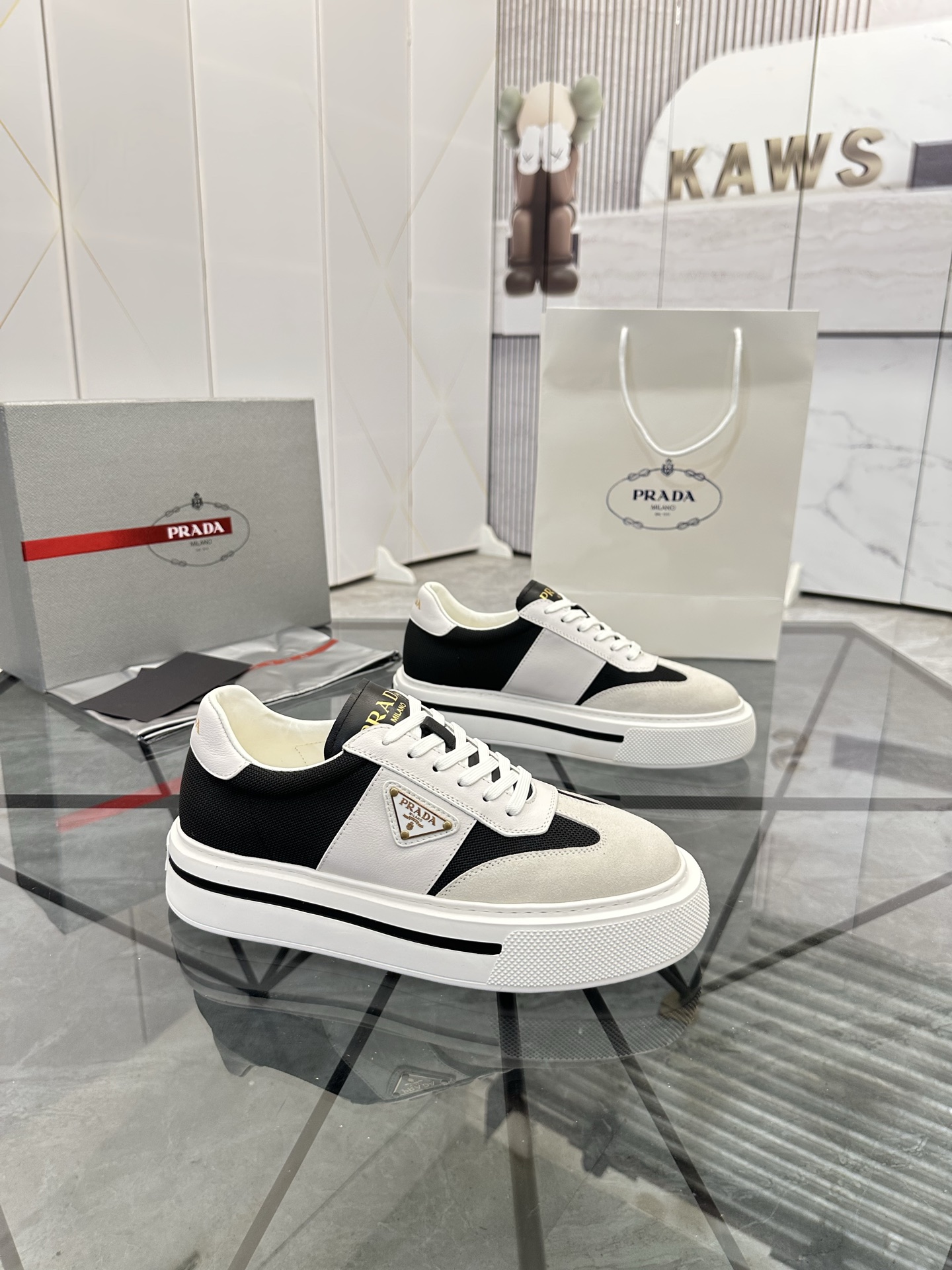 Precio de venta: P270 Artículos de alta gama y máxima calidadMarca: Prada *"Prada*" mocasines de cañ