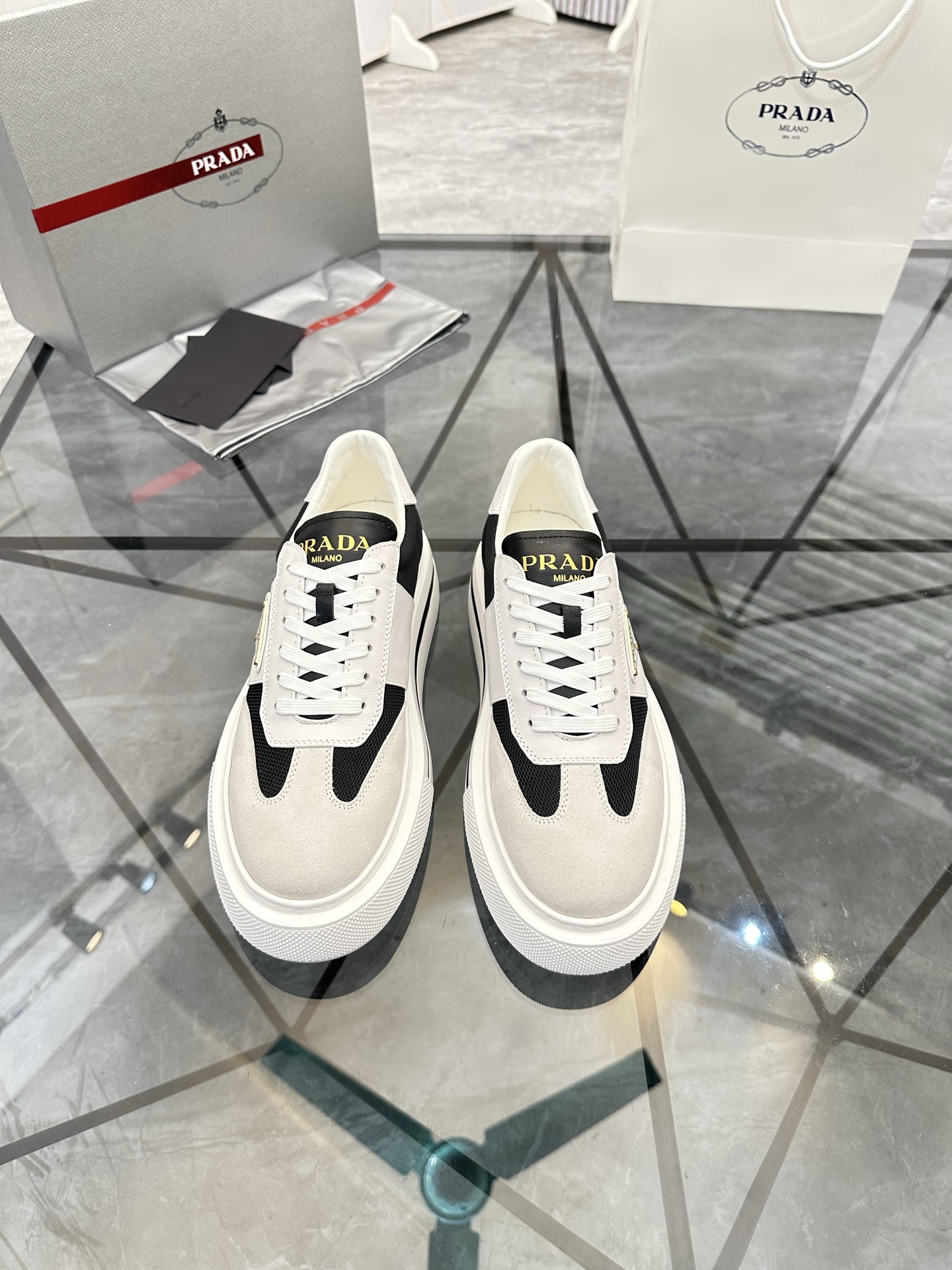 Precio de venta: P270 Artículos de alta gama y máxima calidadMarca: Prada *"Prada*" mocasines de cañ