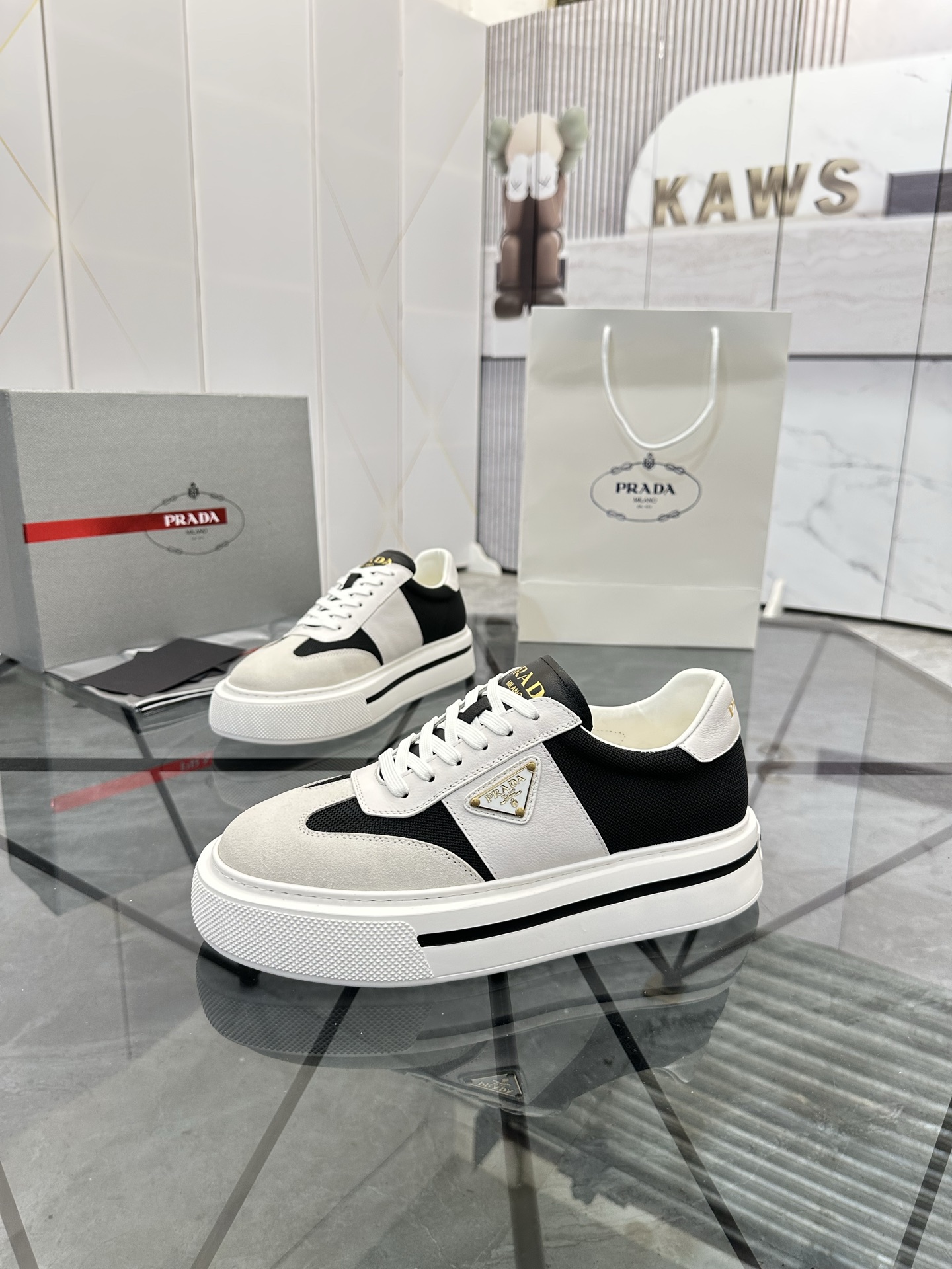 Precio de venta: P270 Artículos de alta gama y máxima calidadMarca: Prada *