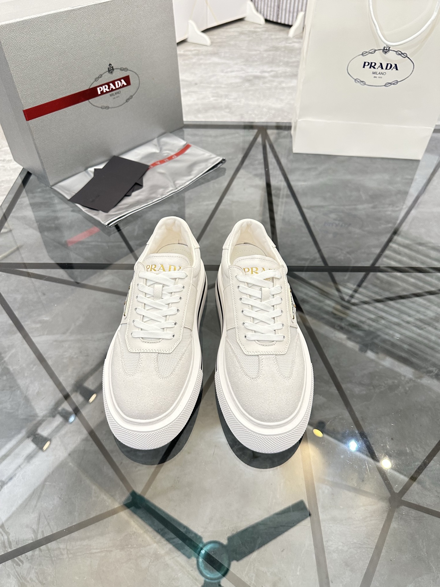 Precio de venta: P270 Artículos de alta gama y máxima calidadMarca: Prada *"Prada*" mocasines de cañ