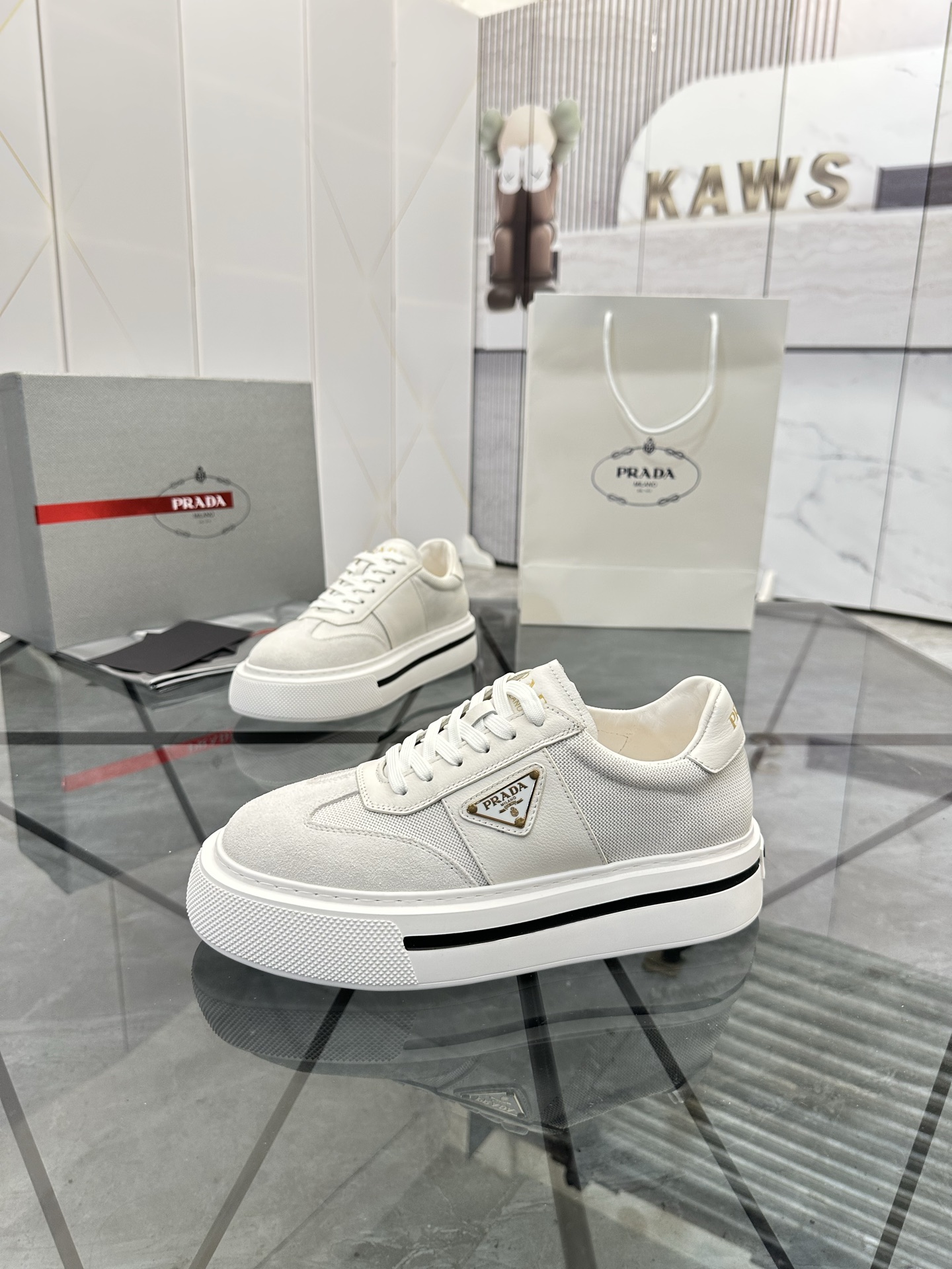 Precio de venta: P270 Artículos de alta gama y máxima calidadMarca: Prada *